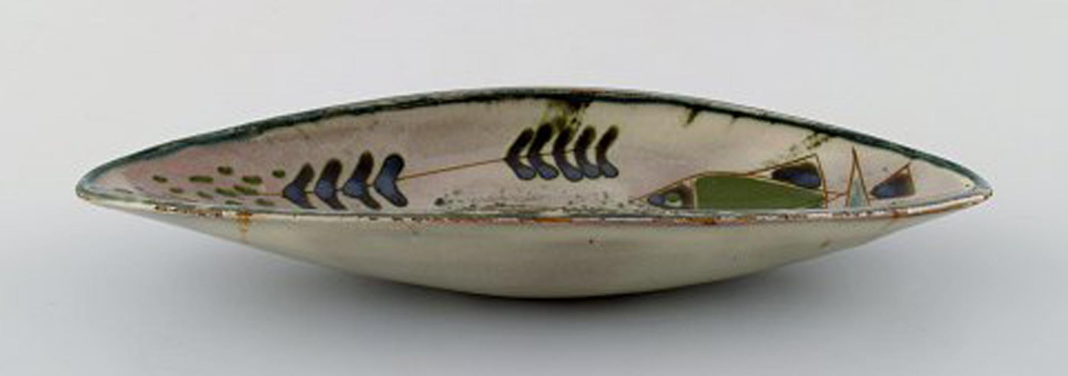 Astrid Tjalk for Kähler: Oblong unique dish in pottery.
Decorated with fish motifs in green, yellow, black and maroon.
1960s.
Signed Astrid. Produced by Kähler.
Measures: 23 cm. x 8 cm. height: 3 cm.
In good condition.
