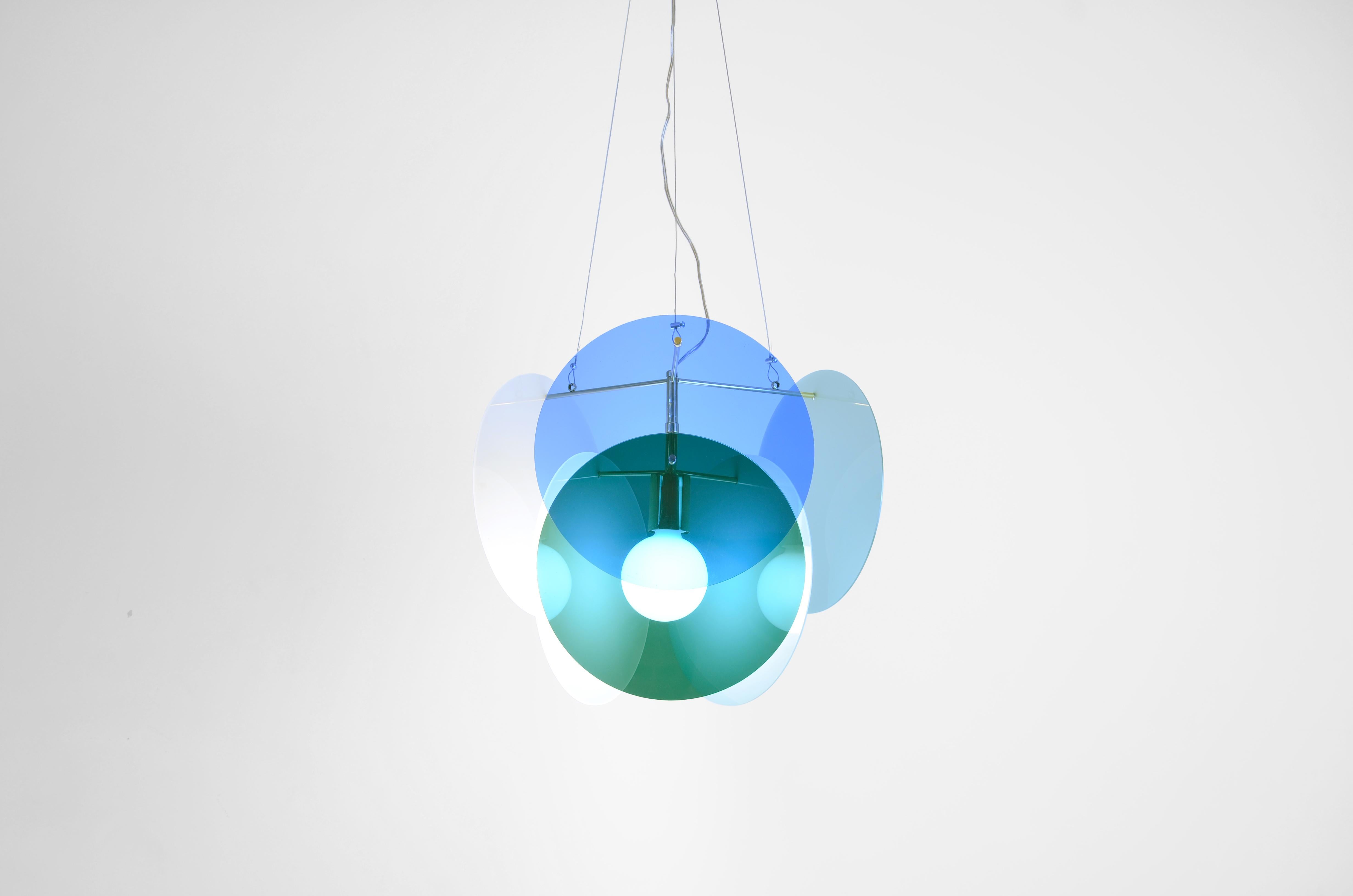 Astro Pop Contemporary Design Suspension Lamp design by Cristiana Bertolucci
Avec un style 70's, le pendentif Astro Pop a un style 70's avec une touche de modernité. Le produit peut être fabriqué dans les tons bleu/vert, rouge/orange ou neutre. Il