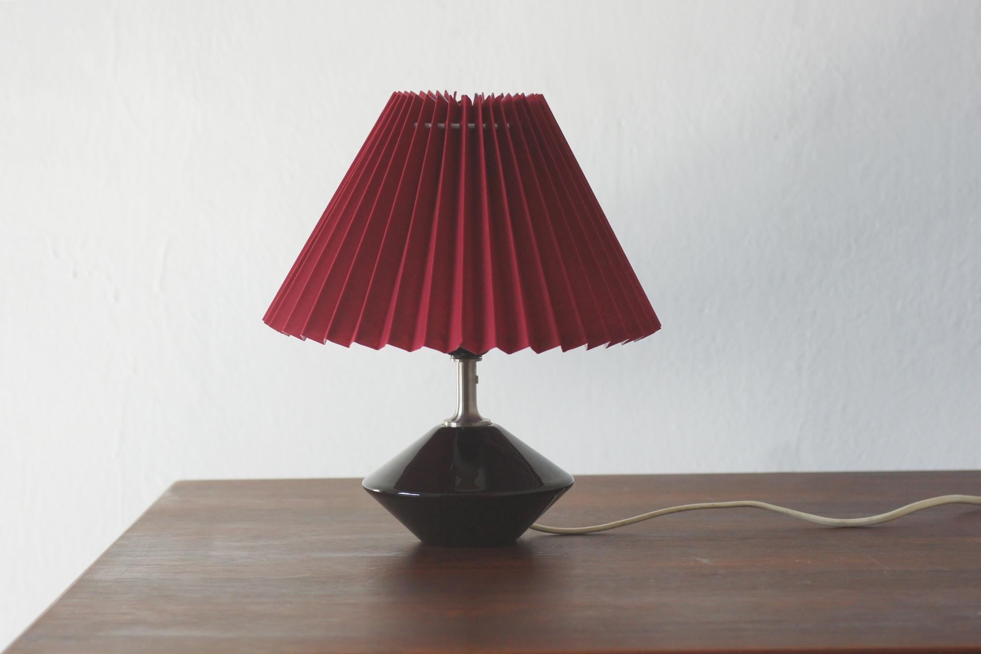 Die Astro-Leuchte ist eine eindrucksvolle Kombination aus dänischem Minimalismus und klassischer Eleganz. Sie wurde 1987 von Sidse Werner für Holmegaard / Royal Copenhagen entworfen.

Der Leuchtenfuß besteht aus hochwertigem Glas mit einer subtilen,