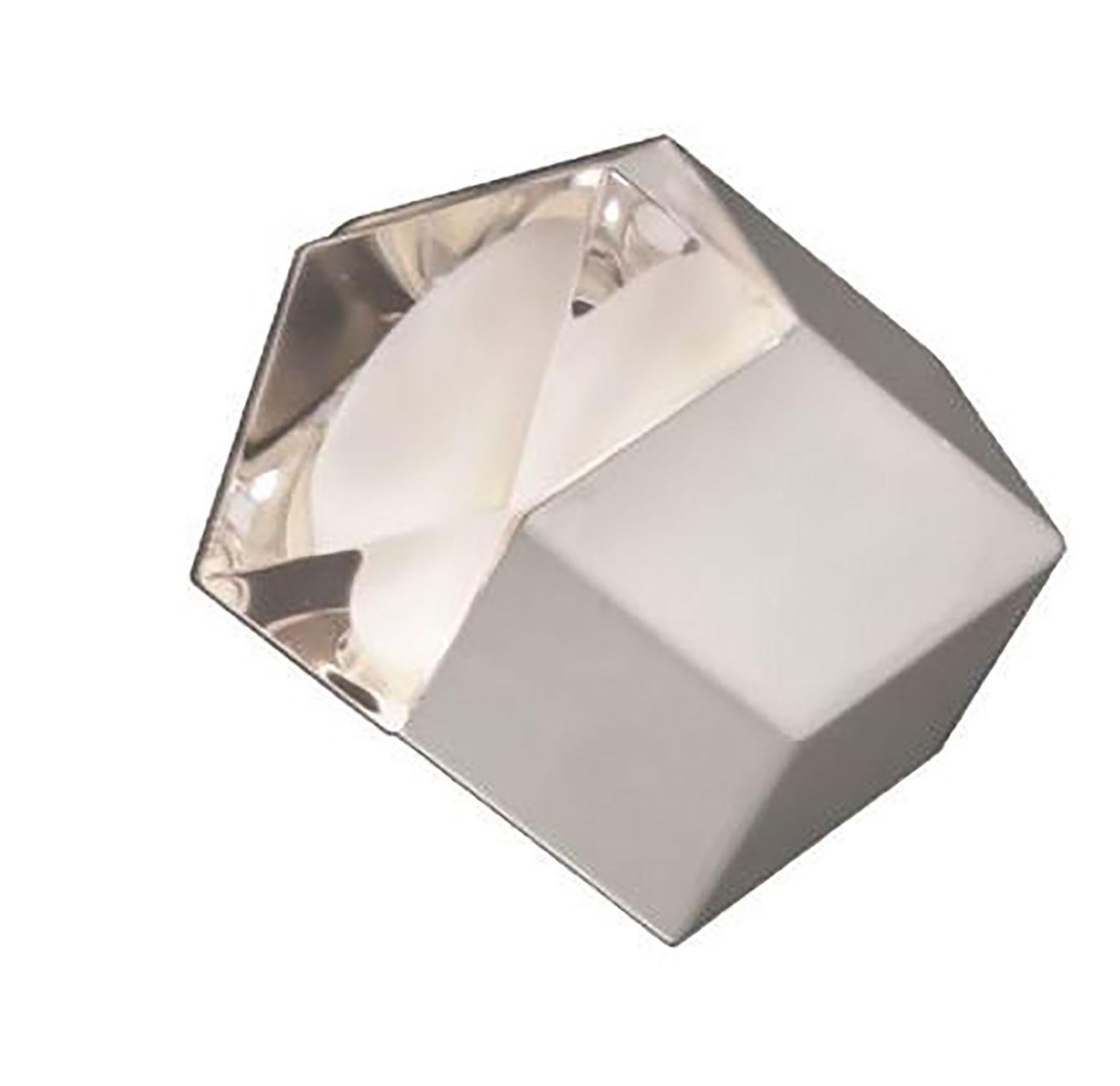 Applique Astro conçue par Giopato & Coombes pour Oluce. La lampe présente trois surfaces transparentes et sablées et le reste est opaque, ce qui la fait ressembler à un bijou dont les géométries sont soulignées par les matériaux qui le composent :