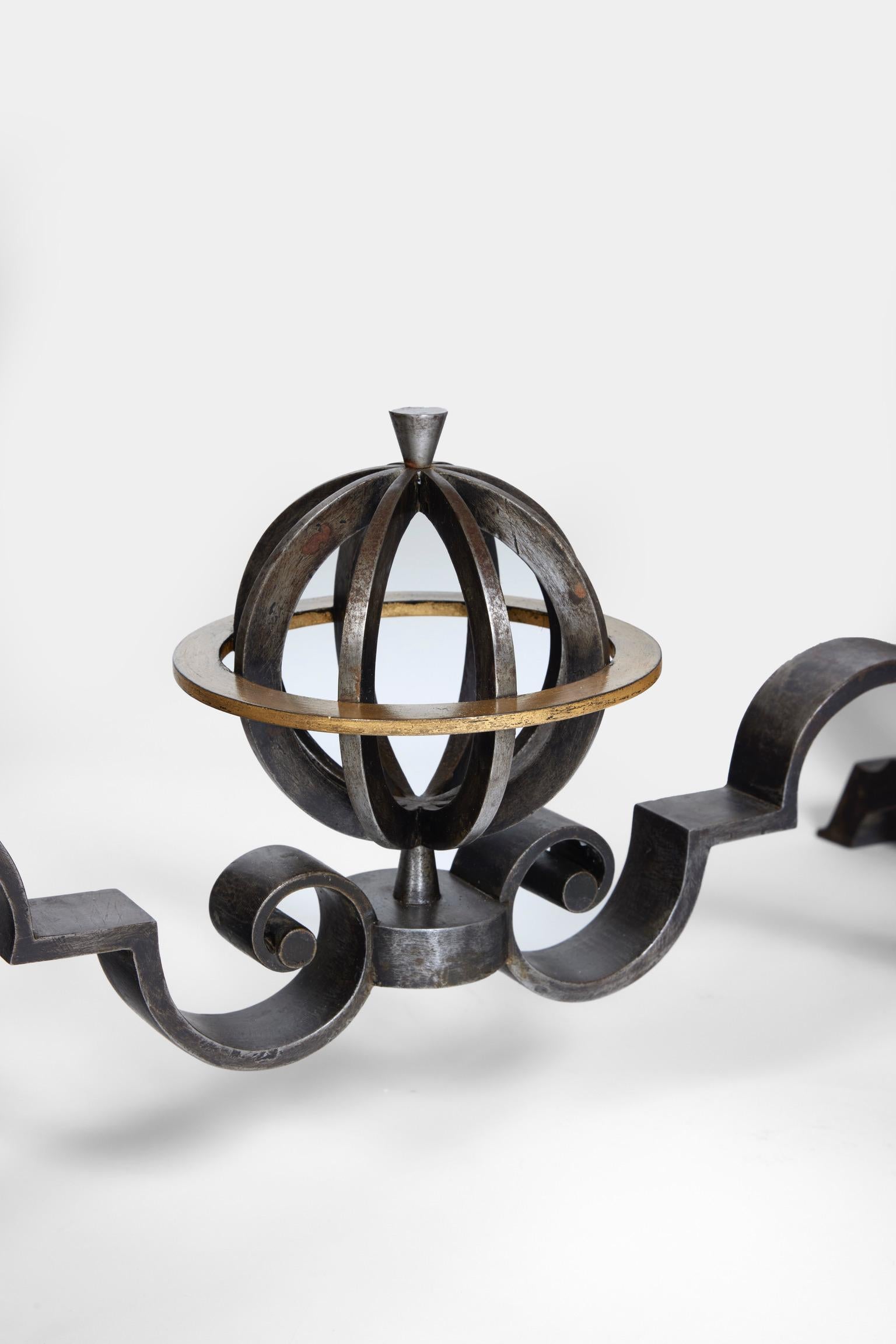 Tavolo basso in ferro battuto patinato, parzialmente dorato, composto da due montanti traforati a volute collegati da un puntone a bretelle decorato con una sfera armillare. Piano rettangolare in pietra di Saint Hubert.
Letteratura : 