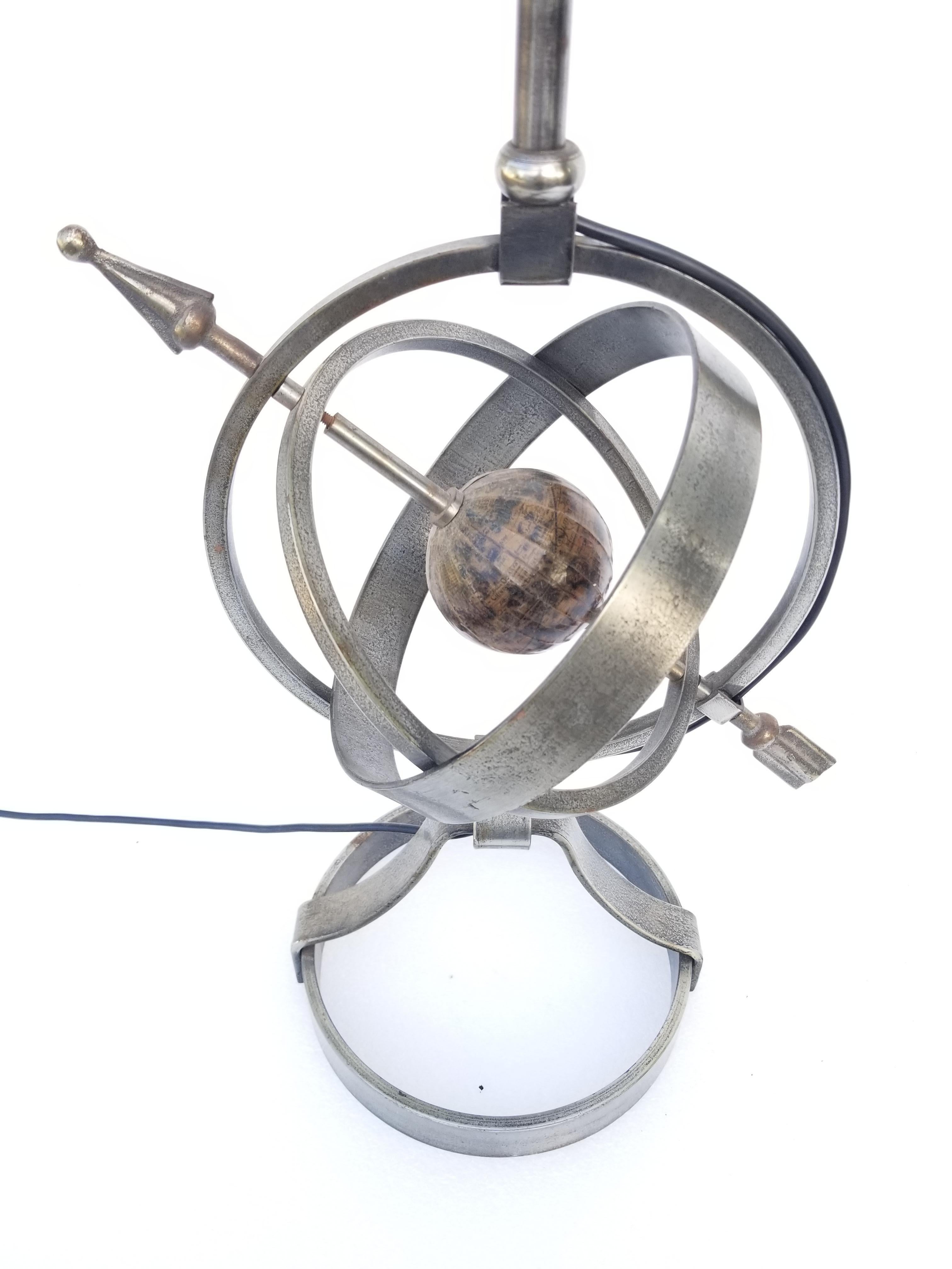 Astrolabium Tischleuchte im Stil von Jacques Adnet, Eisen poliert
1 Glühbirne, max. 100 Watt.