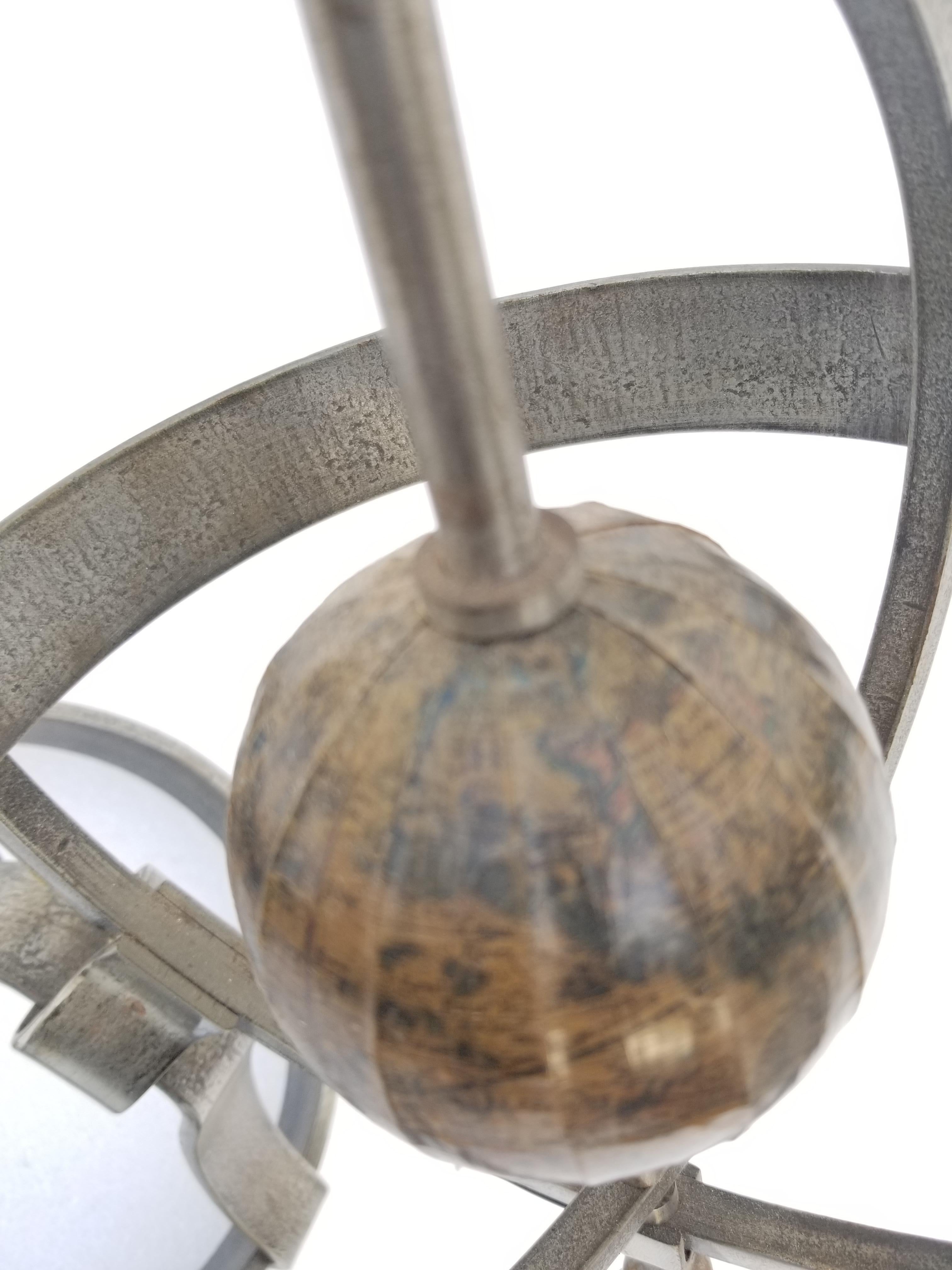 Astrolabe Tischlampe im Stil von Jacques Adnet (Eisen) im Angebot