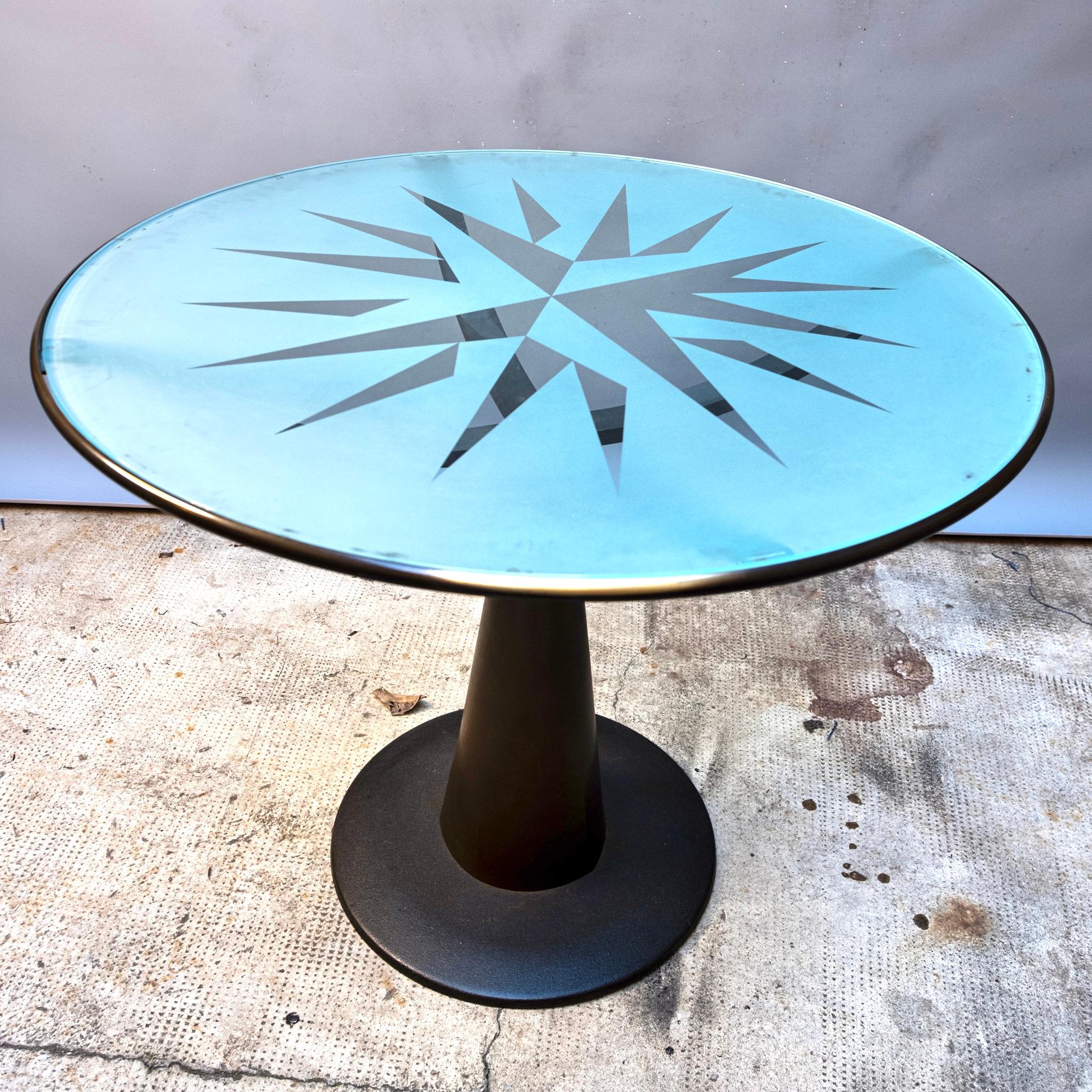 This table, with a very special design, for Hand by Oscar Tusquets can function as a central or side table. Spanish designer Oscar Tusquets called his project 