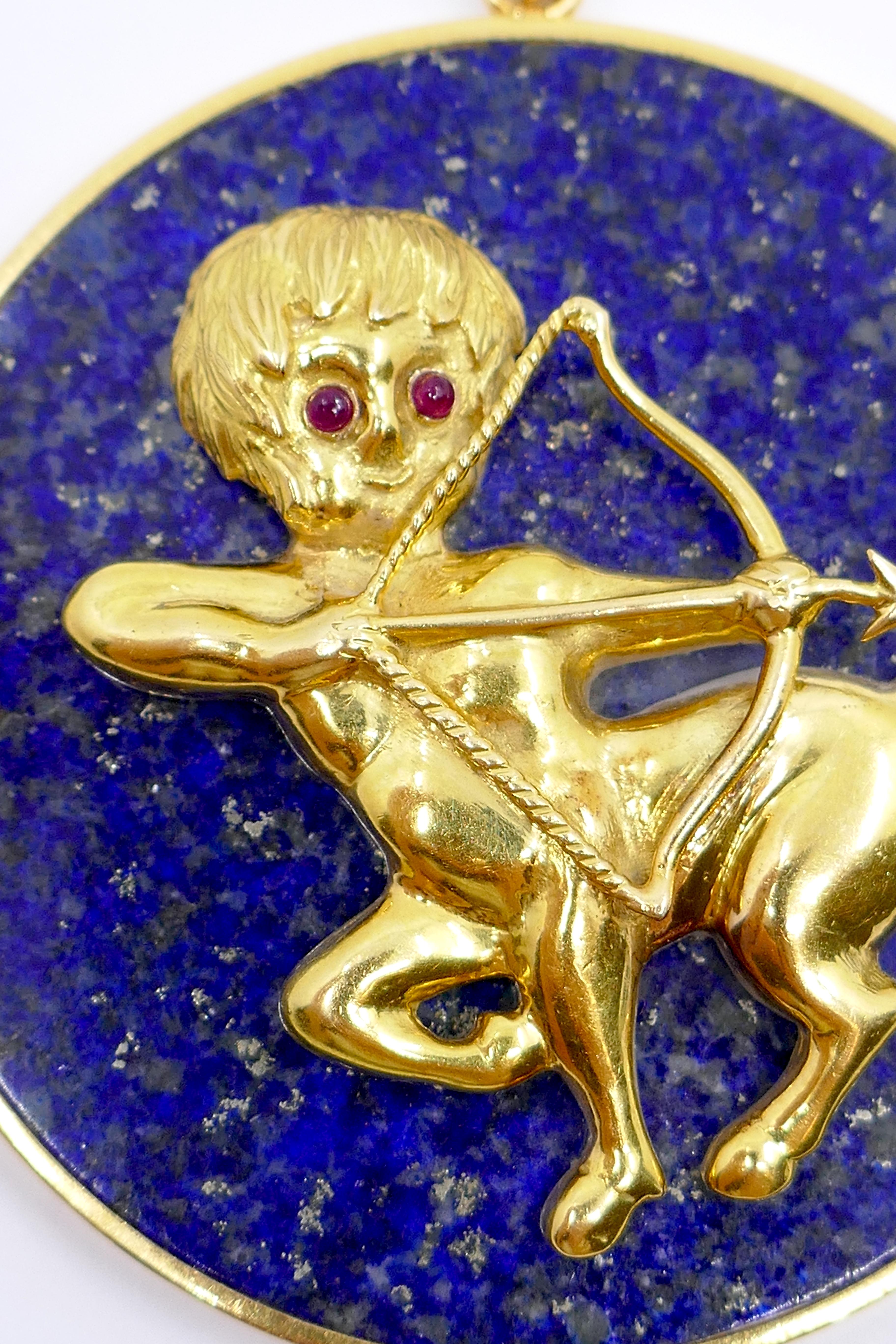 Cabochon Ciondolo astrologico Sagittario in oro 18k con Lapis e Rubino