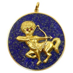 Astrologischer Sagittarius-Anhänger aus 18 Karat Gold mit Lapislazuli und Rubin