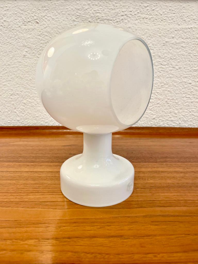 Tisch- oder Wandleuchte aus weißem Glas 