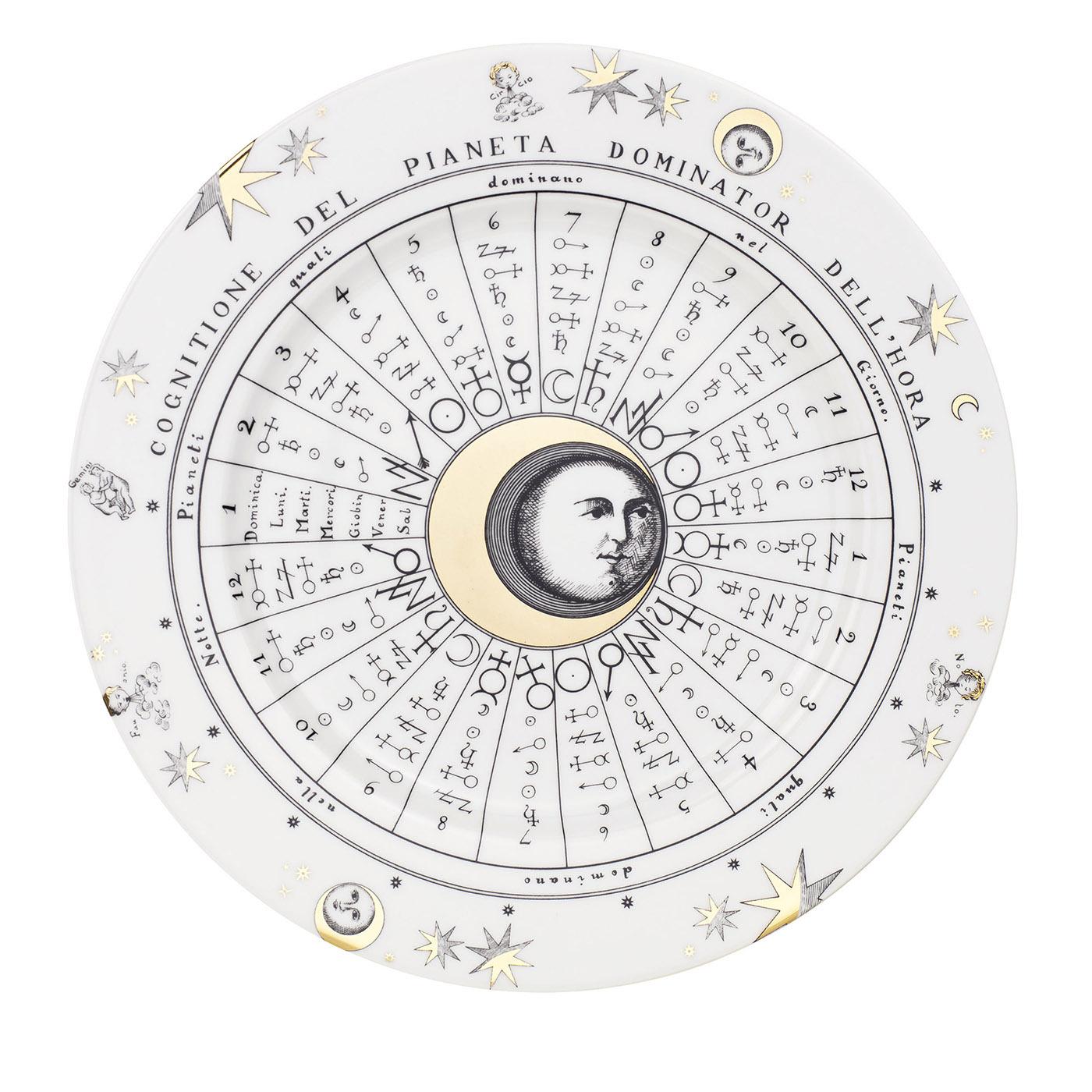 Questo piatto in porcellana decorato a mano è ornato da squisiti disegni dello zodiaco che lo rendono un vero e proprio oggetto da collezione. Eventuali piccole discrepanze sono il risultato della lavorazione artigianale e testimoniano l'unicità di