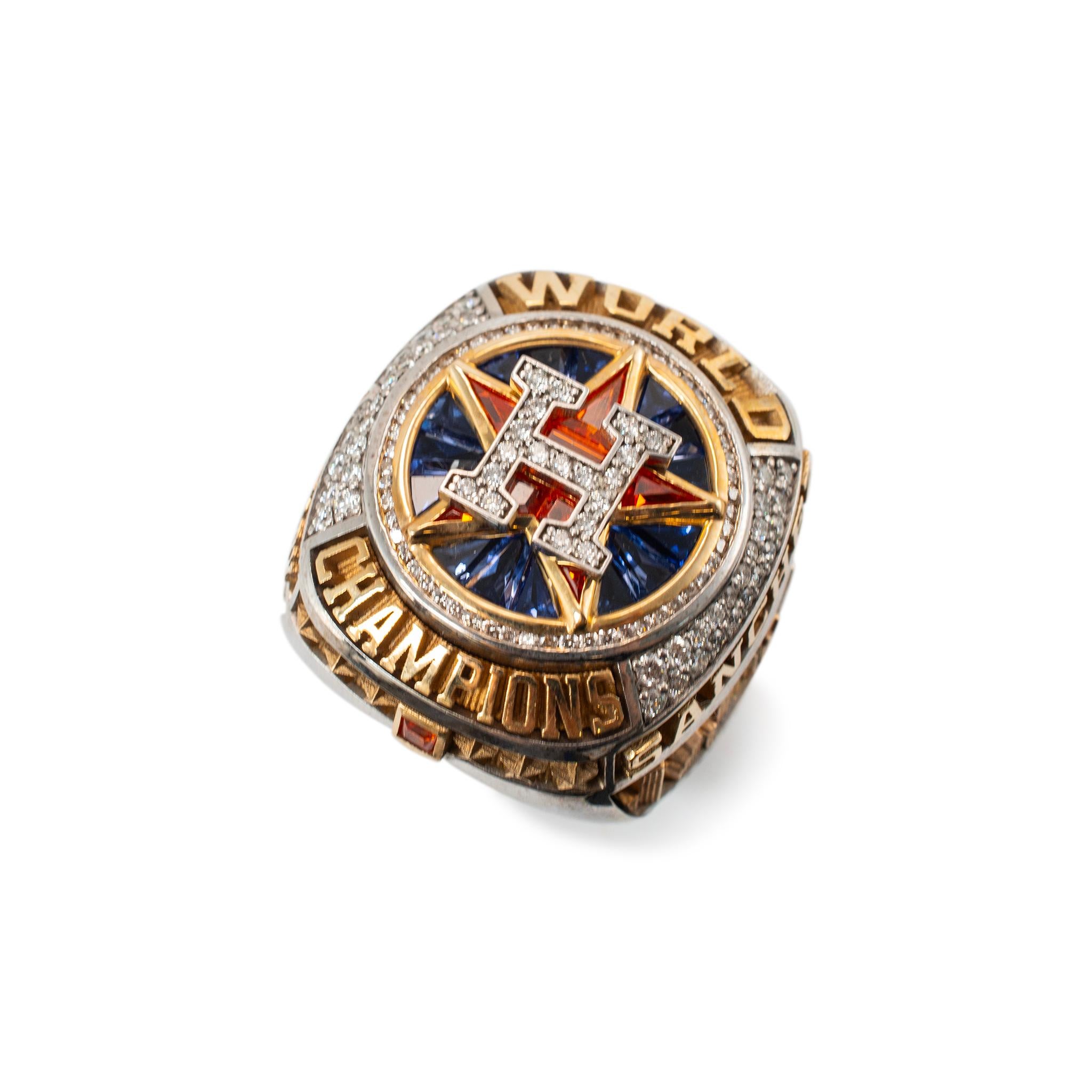 Tipo de Metal: Oro amarillo y oro blanco de 14 quilates

Tamaño: 10

Anchura: 10,00 mm

Altura: 1,00 pulgadas

Peso: 69,83 gramos

Anillo de campeonato de oro blanco y amarillo de 10 quilates, diamantes y zafiros, con vástago de ajuste cómodo. Se