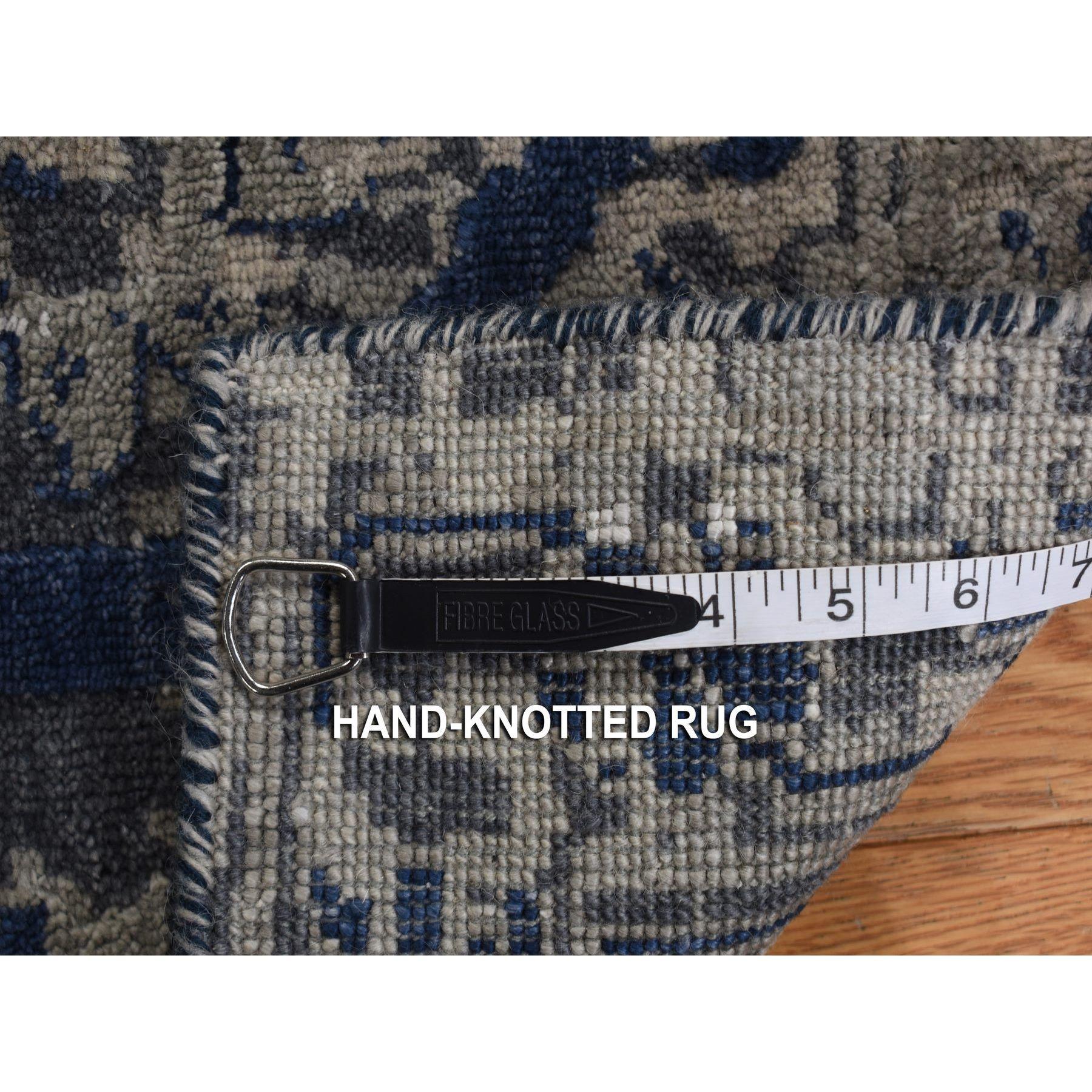 Astros Navy Blue Erased Heriz Design Tappeto orientale fine in lana e seta annodato a mano in vendita 4