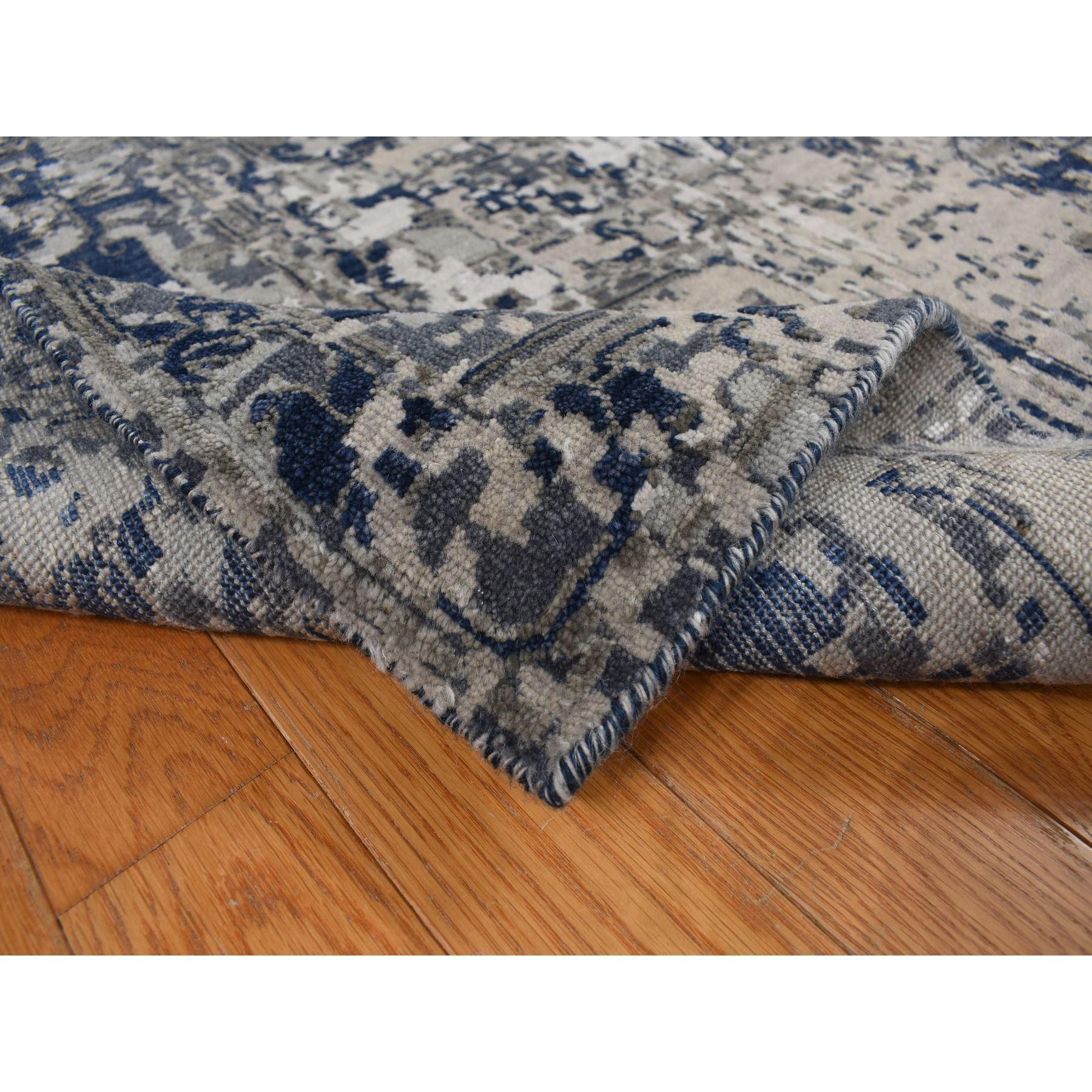 Astros Navy Blue Erased Heriz Design Tappeto orientale fine in lana e seta annodato a mano In condizioni Nuovo in vendita a Carlstadt, NJ