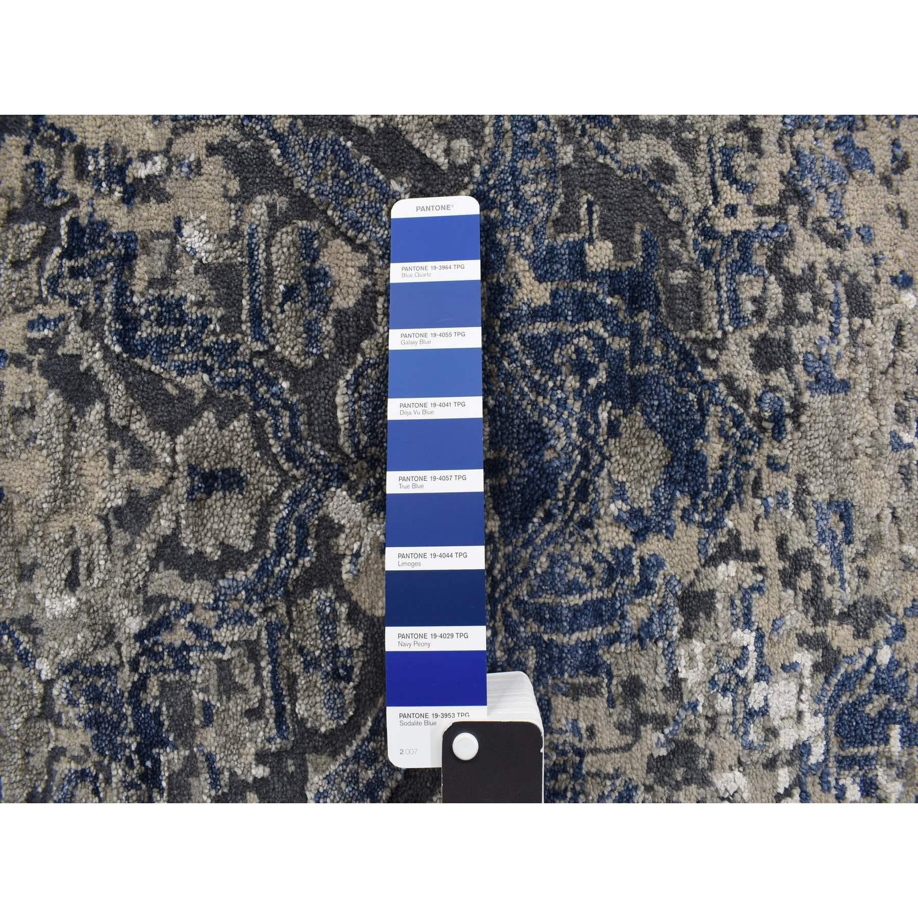 Astros Navy Blue Erased Heriz Design Tappeto orientale fine in lana e seta annodato a mano in vendita 1