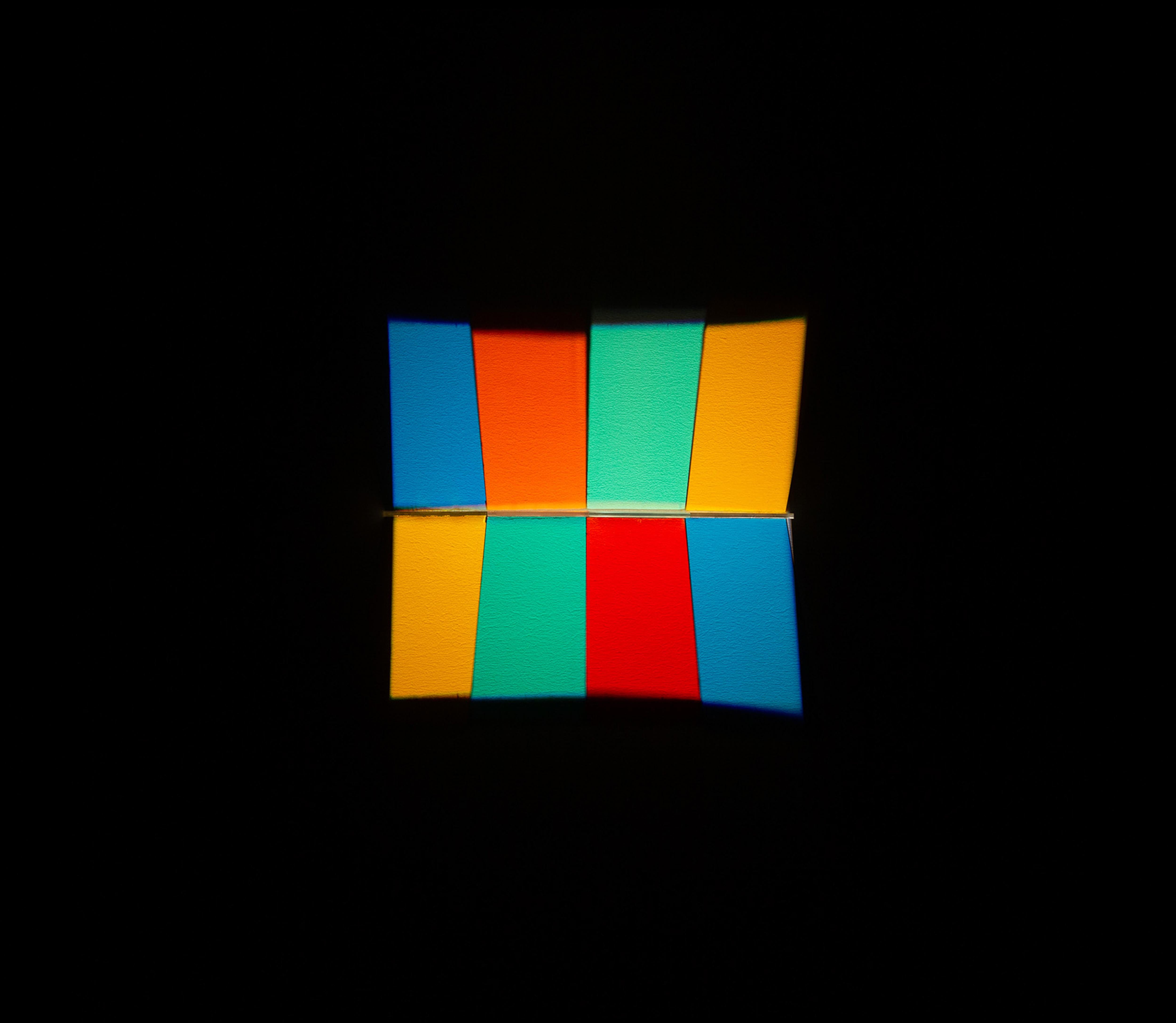 Mixed Media-Leuchte „Introduction“ 30" x 30" in von astrothebaptist

Dichroitische optische Filter auf bemalter Birkenholzplatte und Installation einer einzigen Lichtquelle

Bestandteile: 
Weißes Paneel
Gefärbtes Glas
Projektor

WICHTIG: wird mit