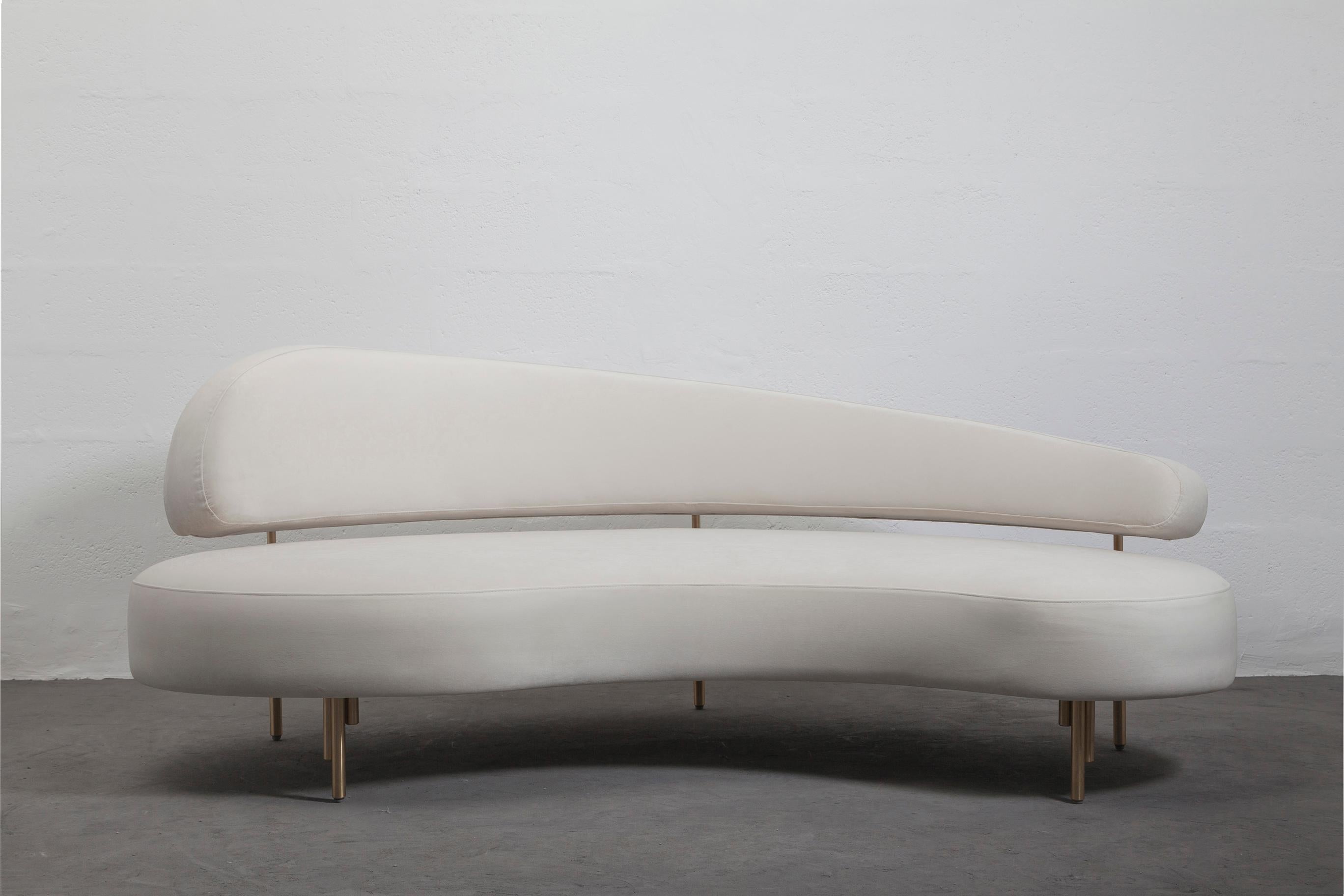 Velvet upholstered 3-seater sofa with lathed bronze or stainless steel legs and hardware. Available in Ivory, Olivo, Ochre, and ÉBANO velvet upholstery options.

The SITIERA_01 sofa combines a modern, streamlined design with hardware accents that