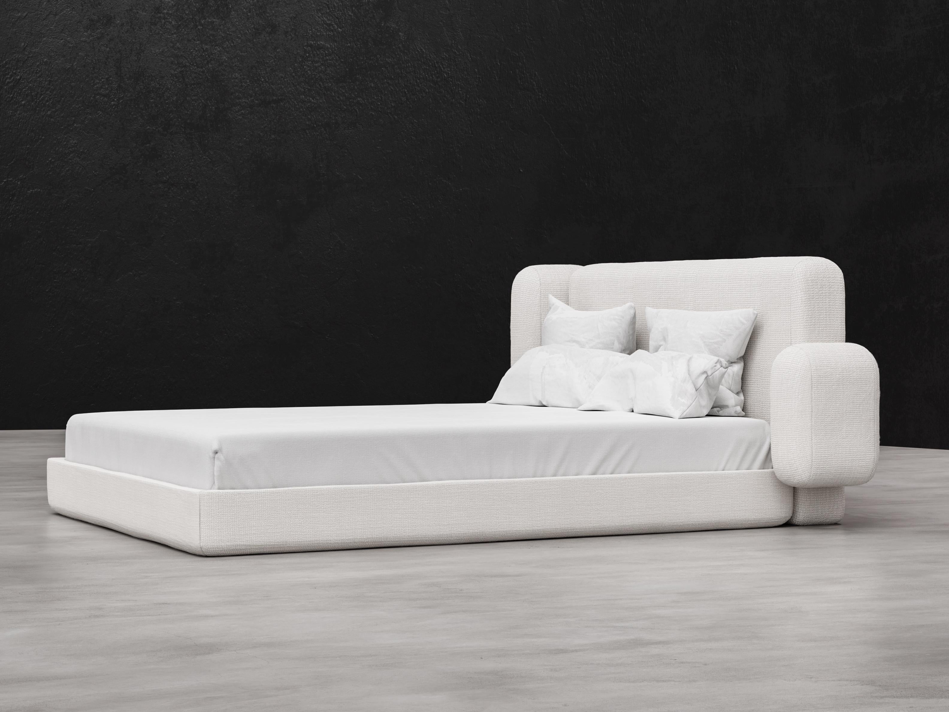 ASYM BED - Modernes asymmetrisches Bett aus geschwungenem Lammfell in weichem Weiß (amerikanisch) im Angebot