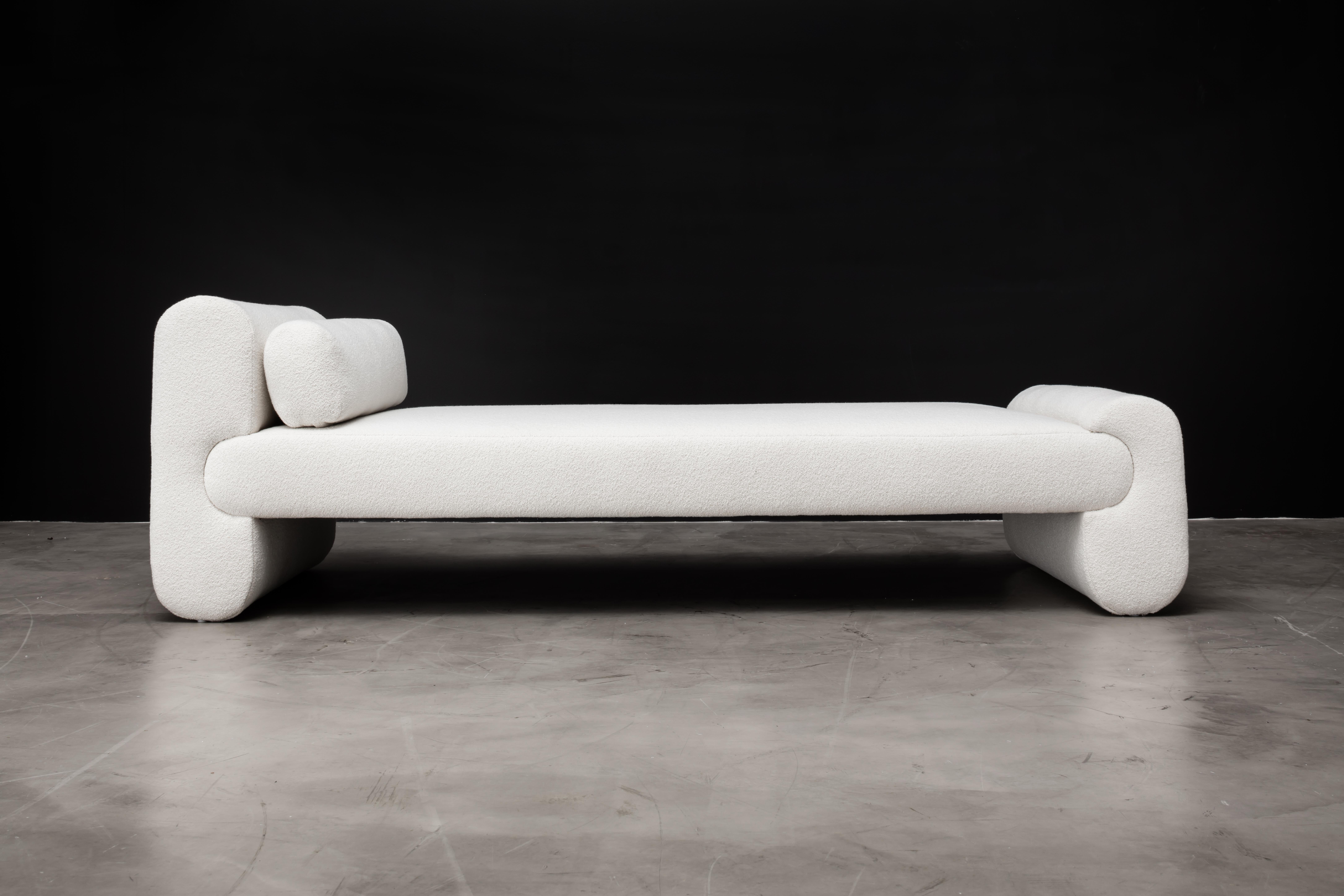 Voici le lit de jour Asym, un meuble étonnant conçu pour ajouter élégance et sophistication à votre espace de vie. Avec ses éléments de design asymétriques, ce lit de jour est à la fois simple et sophistiqué, avec une tension déséquilibrée qui crée