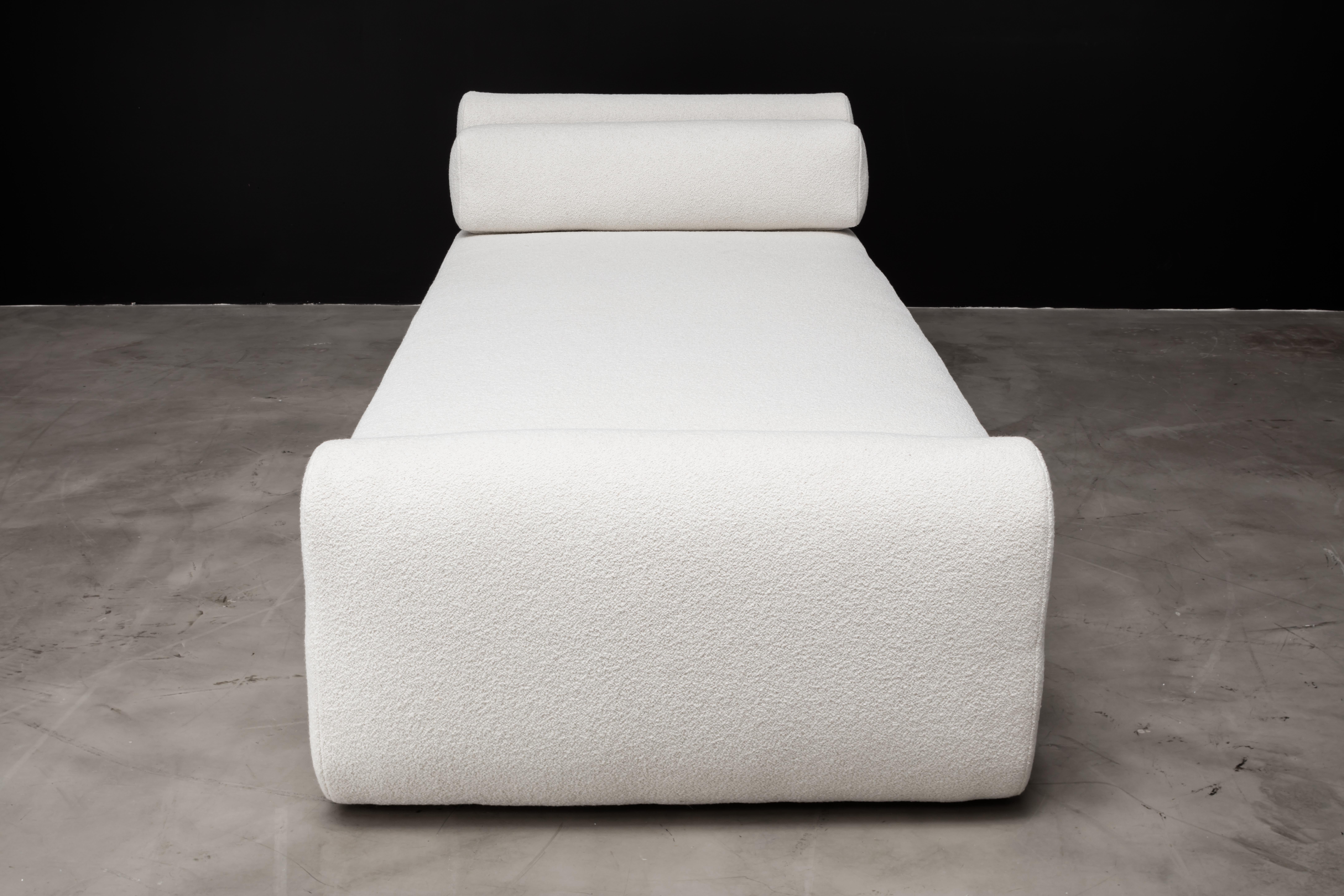 ASYM Tagesbett – Modernes asymmetrisches Tagesbett aus cremefarbenem Bouclé (amerikanisch) im Angebot