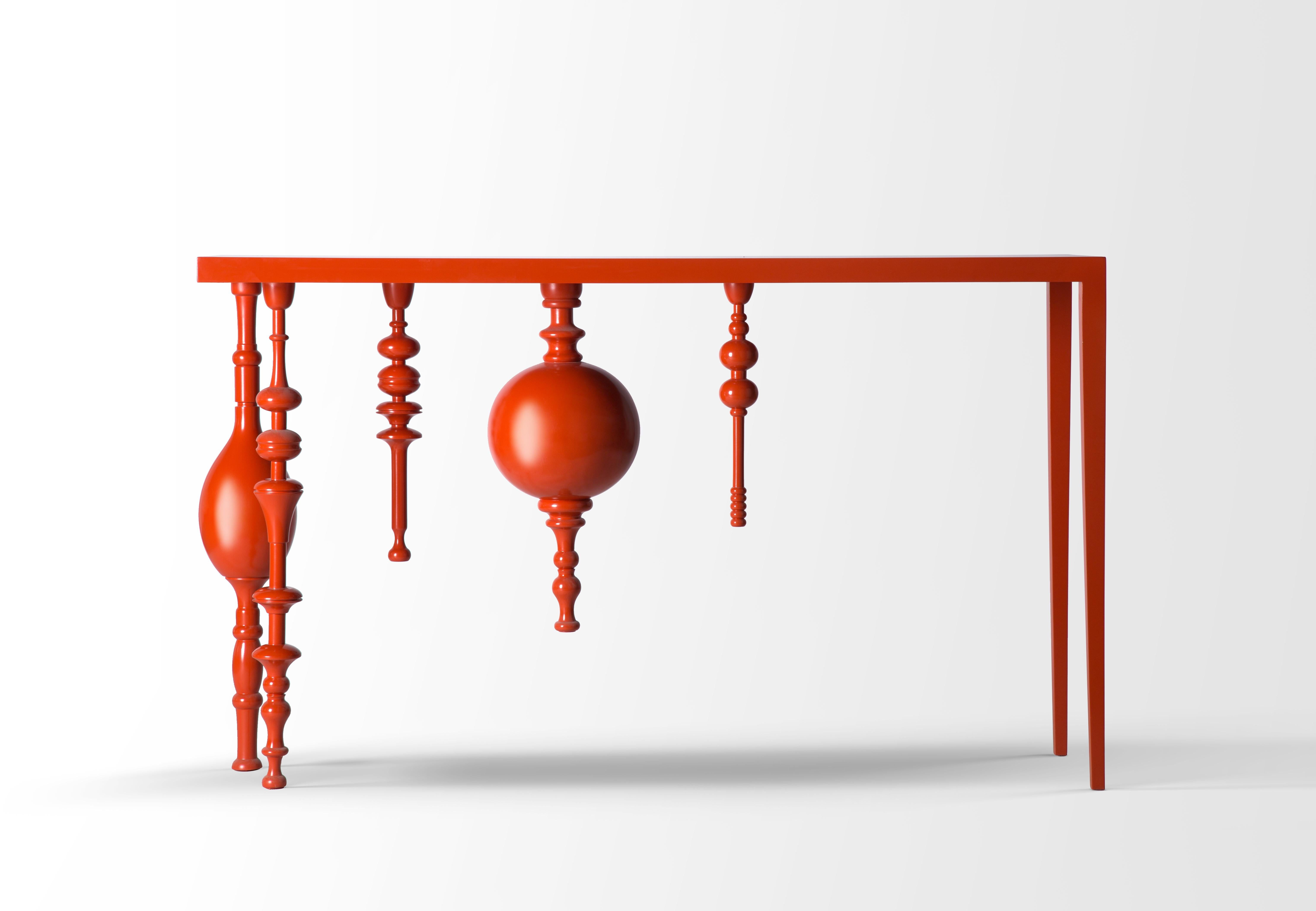 Asymmetrische, arabisch inspirierte Konsole mit lackiertem Holz in leuchtend orangefarbenem Lack (Lackiert) im Angebot