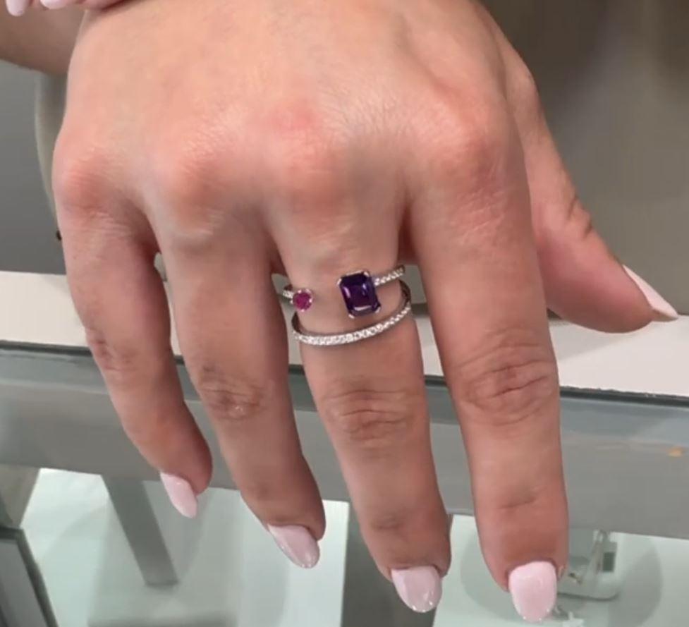 Anello in oro bianco 14K con diamanti, ametista e rubino - misura 7 in vendita 2