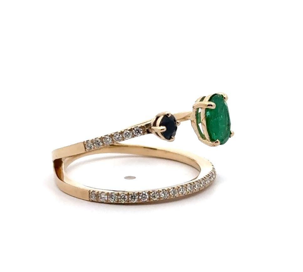 Donna Anello moda in oro giallo 14K con diamante, zaffiro e smeraldo - misura 7 in vendita