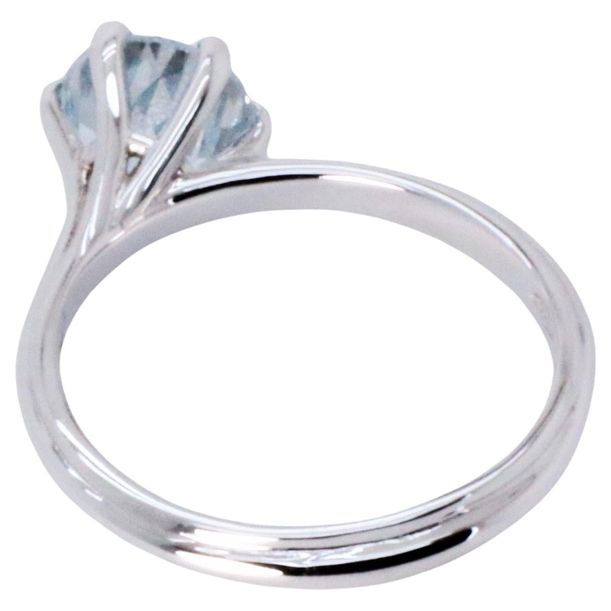 Bague cocktail empilable en or blanc 18 carats à motif cosmique asymétrique d'aigue-marine.
La bague STACKABL empilable est en or blanc 18 carats et présente une aigue-marine naturelle ronde à taille mixte d'environ 1,45 carat, d'un diamètre de 6,7