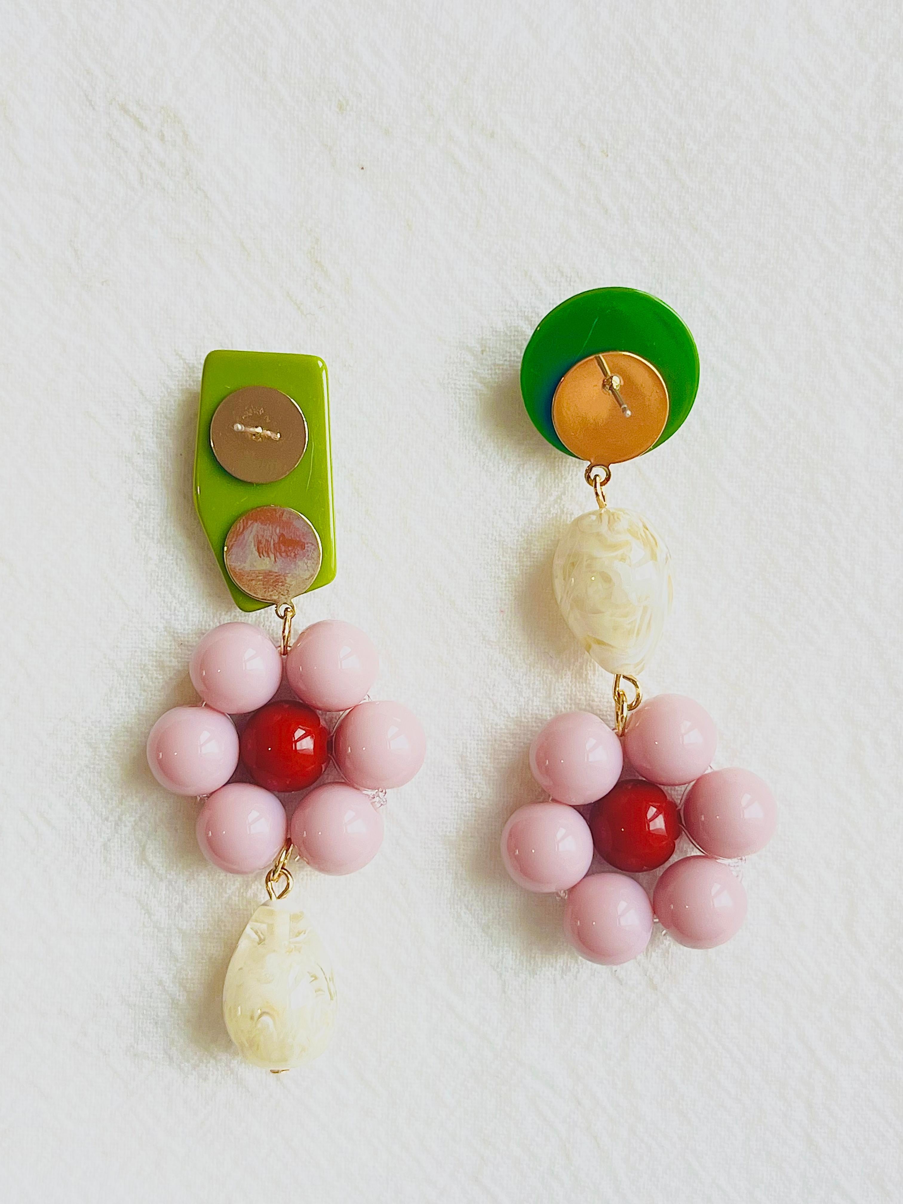 Orecchini asimmetrici a goccia con pendente Greene & Greene & Greene, fiore viola, verde e beige in vendita 2