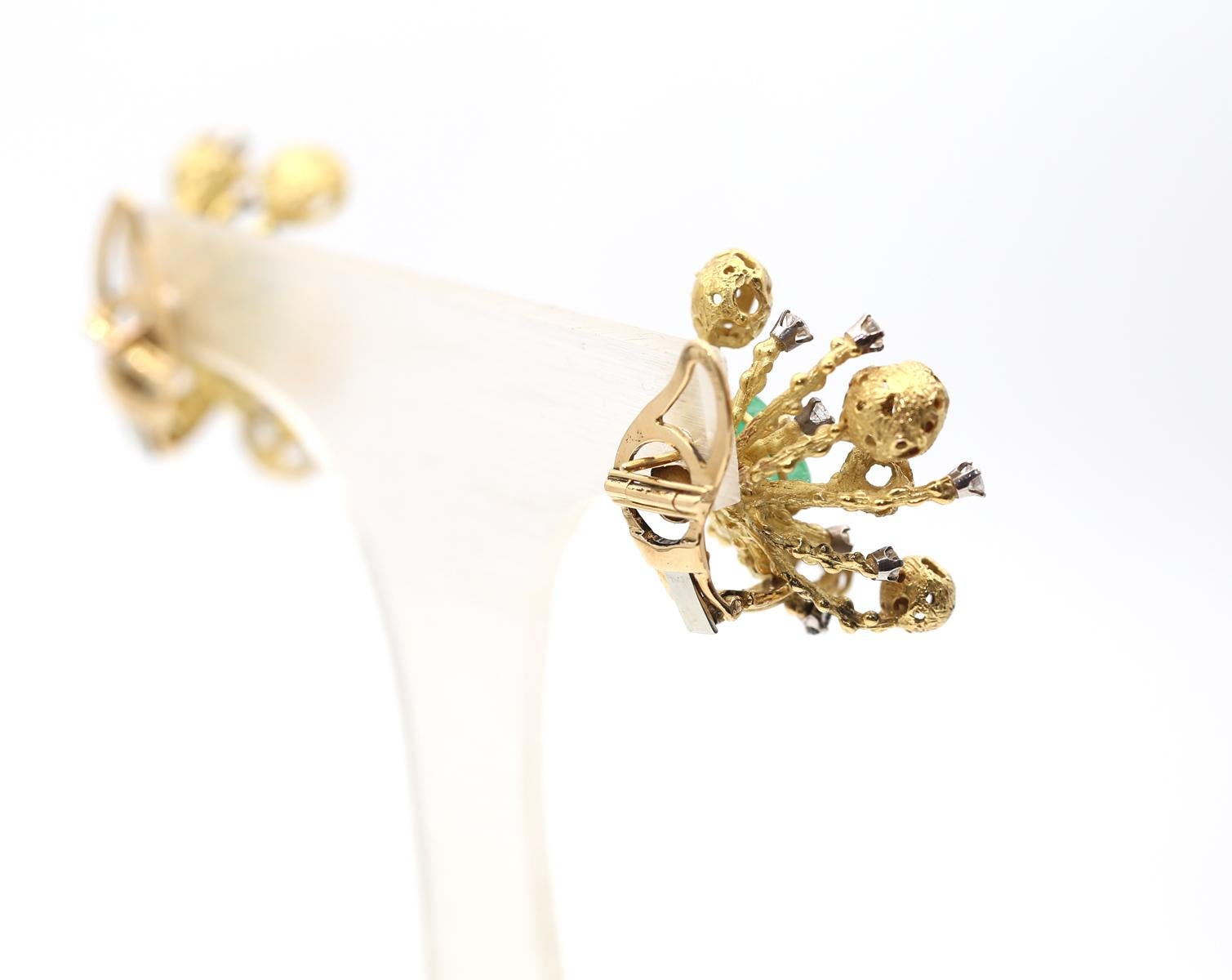 Asymmetric Fashion 6Ct Emeralds Diamonds Earrings 18K Gold, 1970 In Good Condition For Sale In Herzelia, Tel Aviv