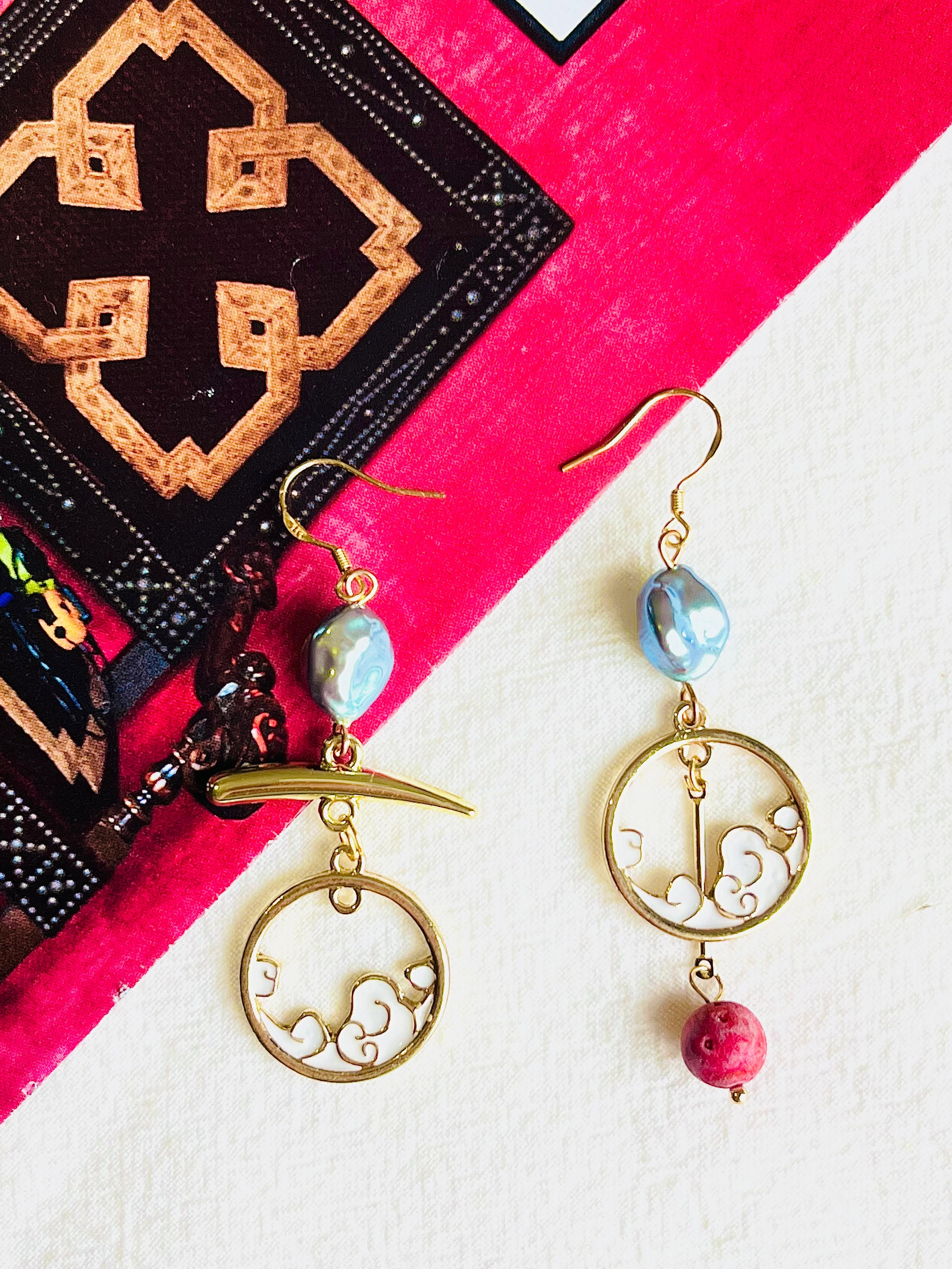 Art déco Boucles d'oreilles asymétriques japonaises Ukiyo-e en perles rondes avec pendentifs rétro Ukiyo-e en vente