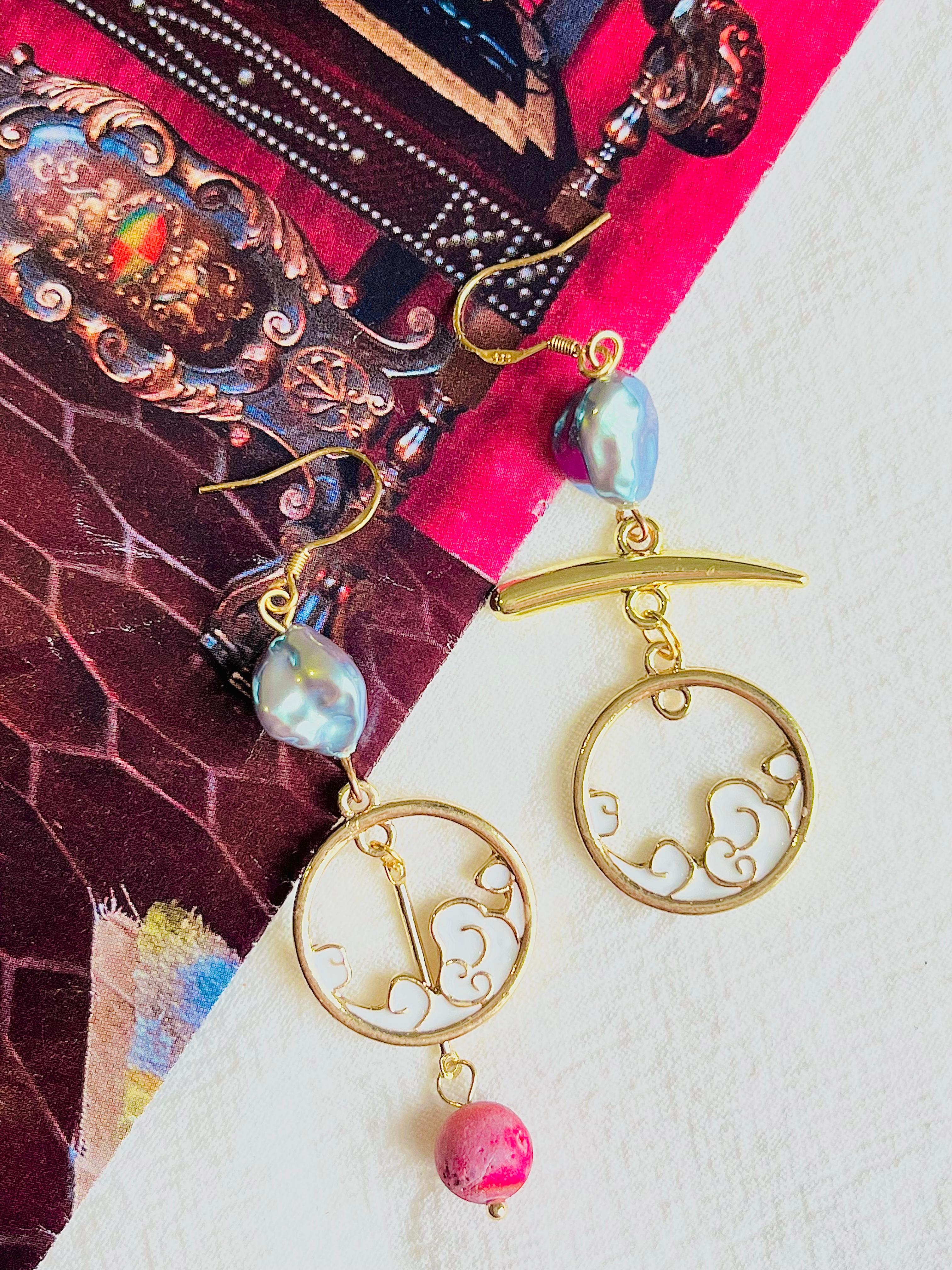 Boucles d'oreilles asymétriques japonaises Ukiyo-e en perles rondes avec pendentifs rétro Ukiyo-e Neuf - En vente à Wokingham, England