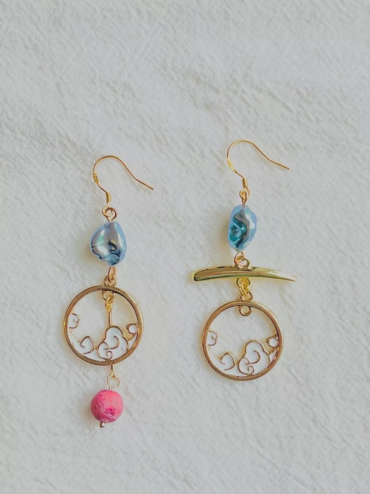 Boucles d'oreilles asymétriques japonaises Ukiyo-e en perles rondes avec pendentifs rétro Ukiyo-e en vente 2
