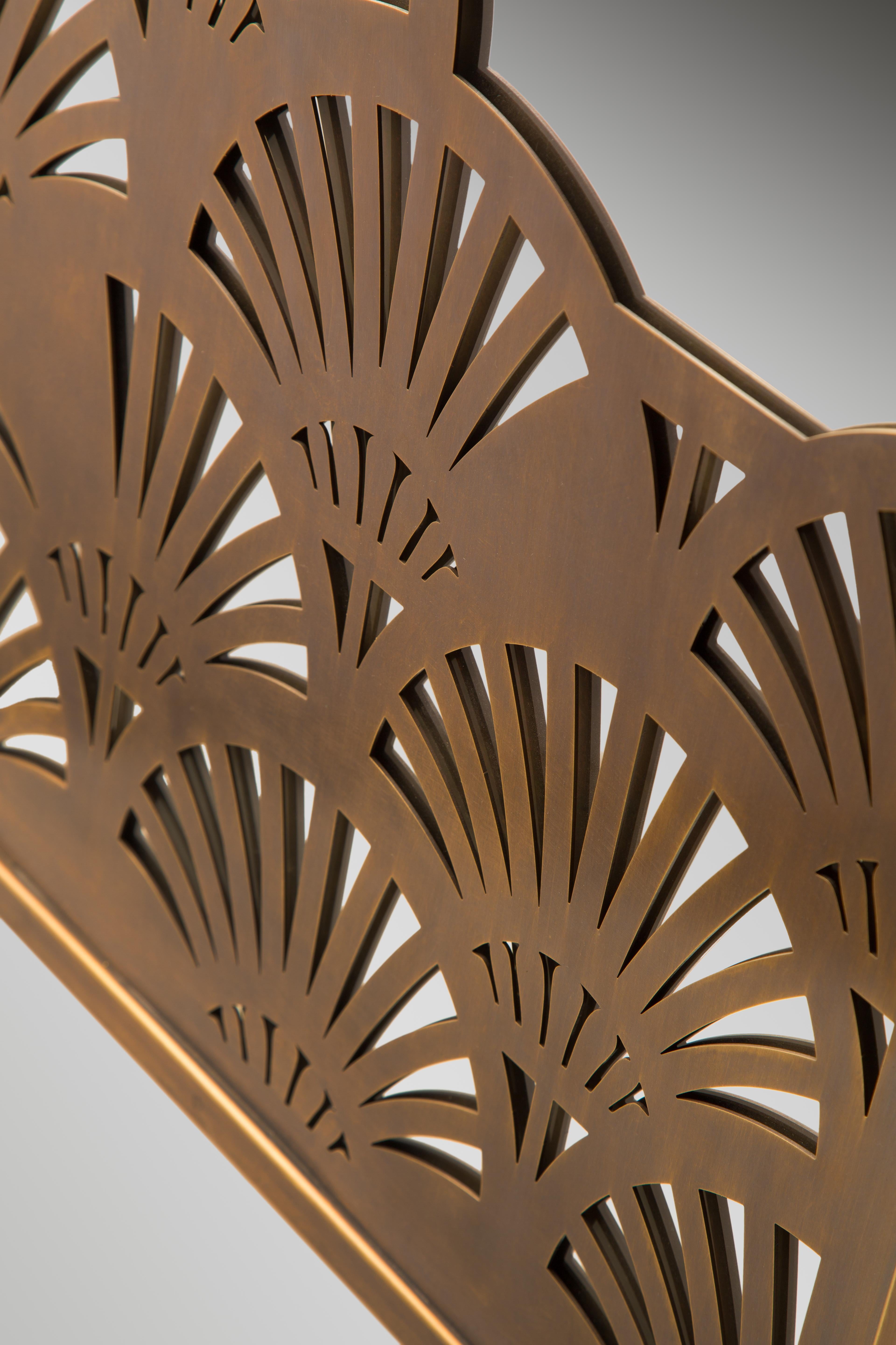 Asymmetrisches Lotus-Muster Edelstahl-Spiegel inspiriert vom alten Ägypten.
Verleihen Sie einem Raum oder einem Flur ein Gefühl von Raum mit unserem Akzentspiegel For The Love of Lotus aus Edelstahl. Die glatte Oberfläche verleiht Ihrer Wohnung
