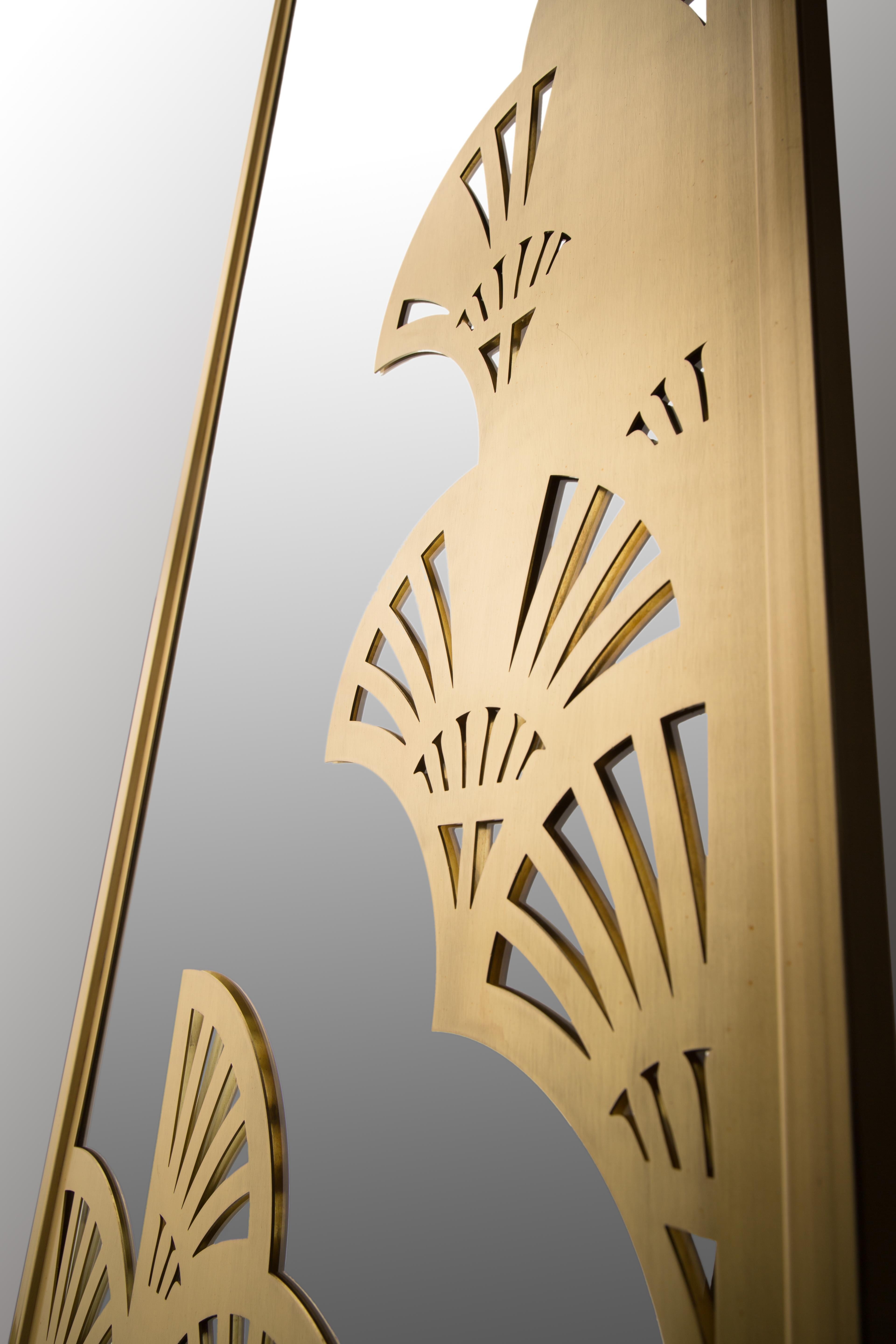 Asymmetrisches Lotus-Muster Edelstahl-Spiegel inspiriert vom alten Ägypten (Moderne) im Angebot