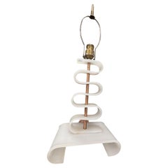 Lampada da tavolo asimmetrica in acrilico e ottone dell'era del Medioevo