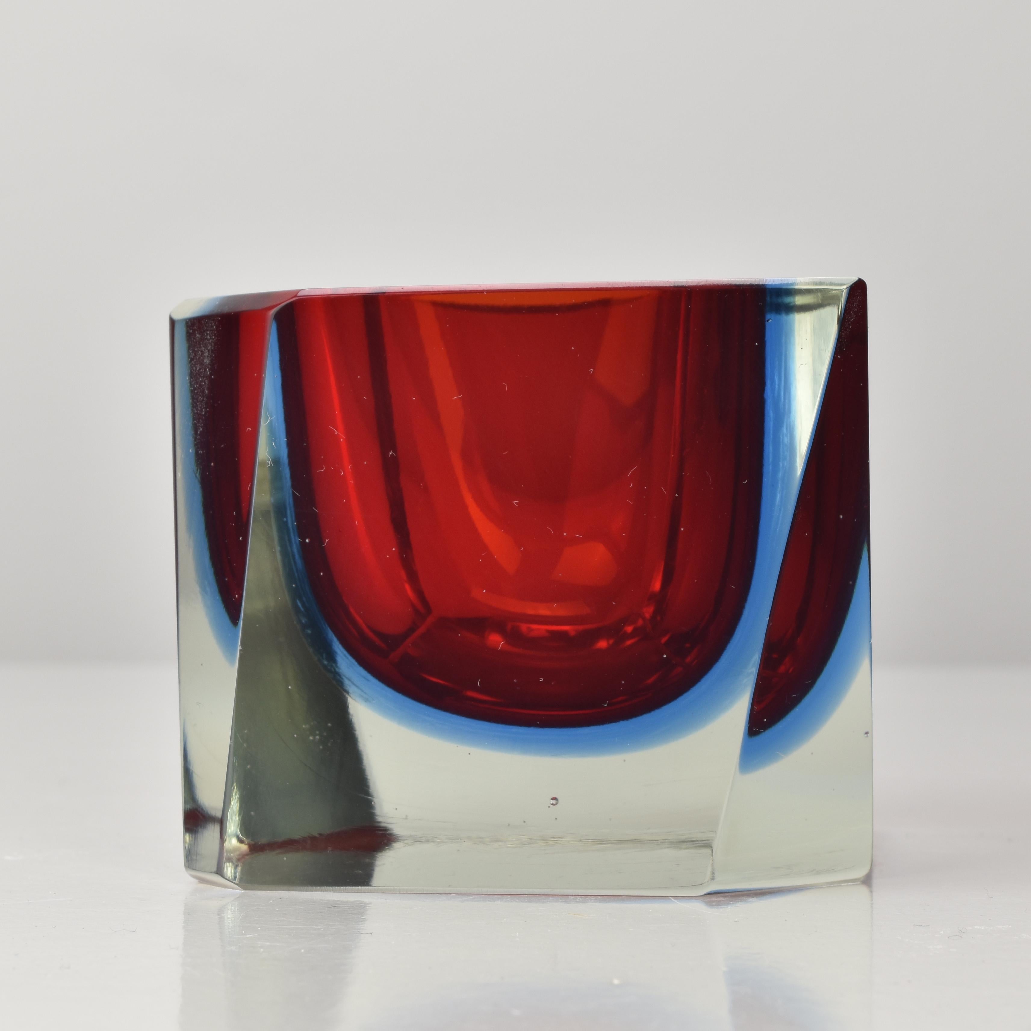 Mid-Century moderno Asymmetric Murano Sommerso Red & Blue Faceted Block Dish by Flavio Poli in vendita