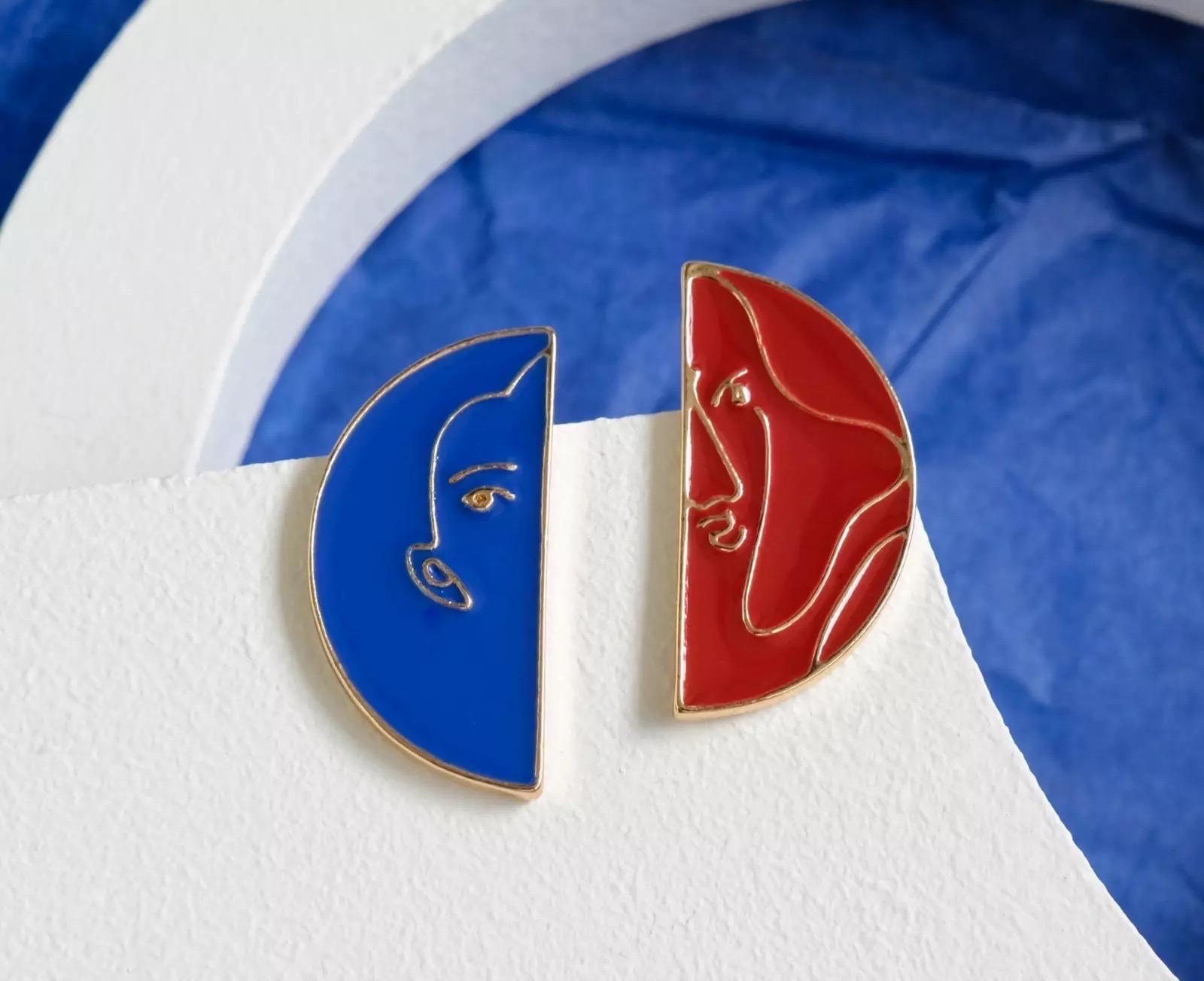 Art déco Boucles d'oreilles clips en émail asymétriques en forme de demi-cercle rouge marine, avec portrait de femme abstrait en émail en vente