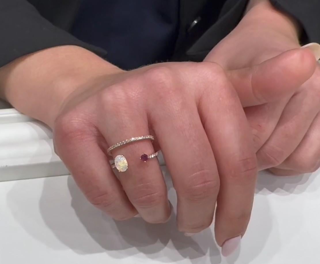 Bague de mode en or rose 14 carats avec une opale ovale pesant 0,31 carats, un rubis rond à facettes pesant 0,17 carats, et 44 diamants ronds à facettes pesant 0,23 carats au total.   

- Taille de doigt 7