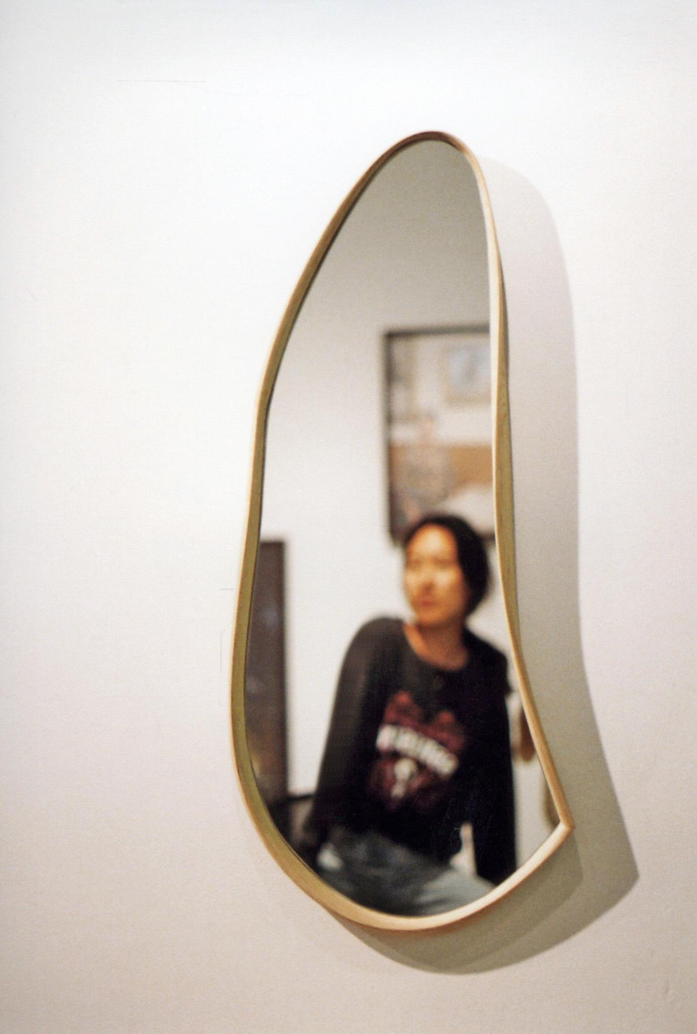 Asymmetrischer, organischer Wandspiegel, gebogener Wandspiegel „Momentum Mirror“ von Soo Joo  (Moderne) im Angebot