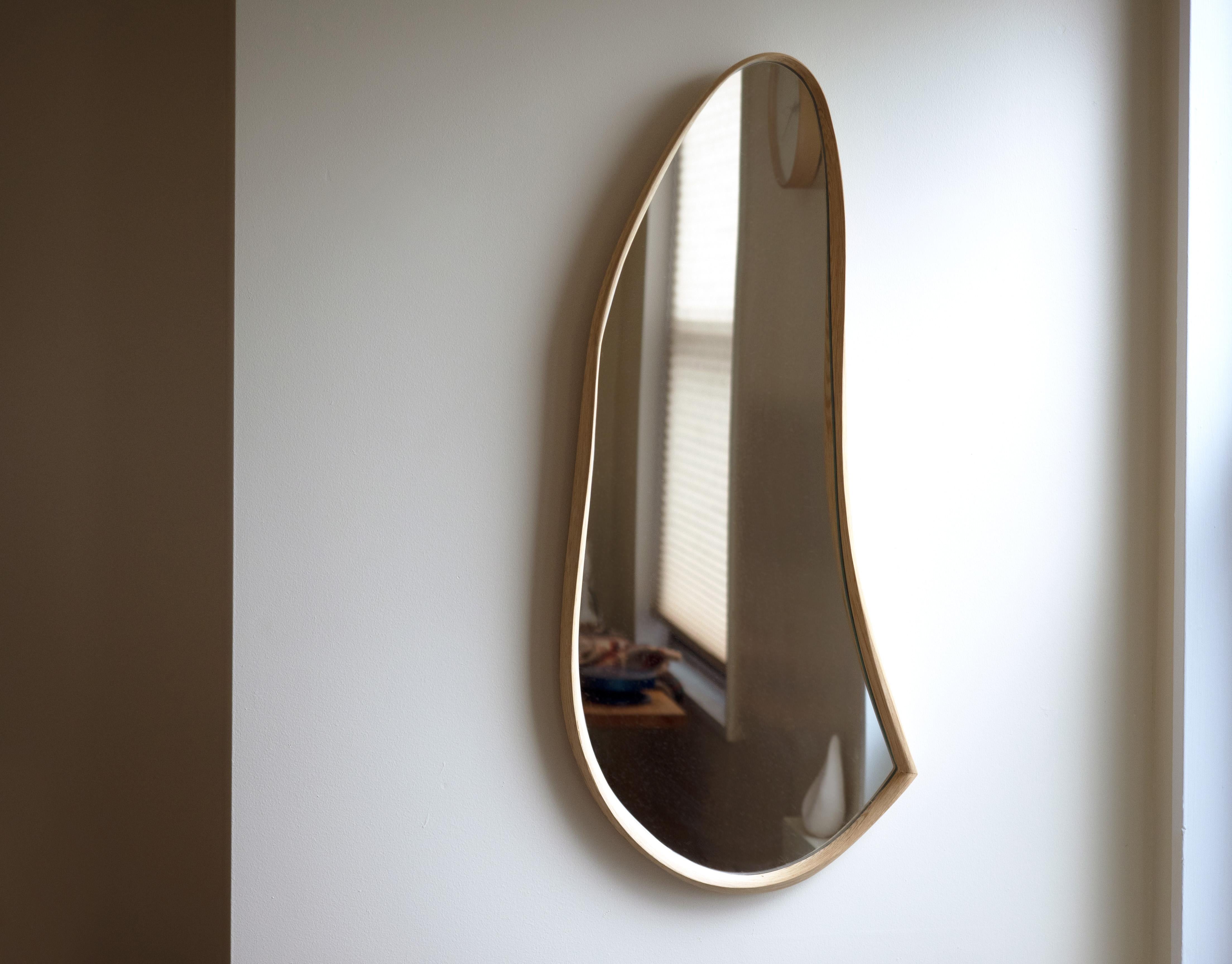 Asymmetrischer, organischer Wandspiegel, gebogener Wandspiegel „Momentum Mirror“ von Soo Joo  (Holzarbeit) im Angebot