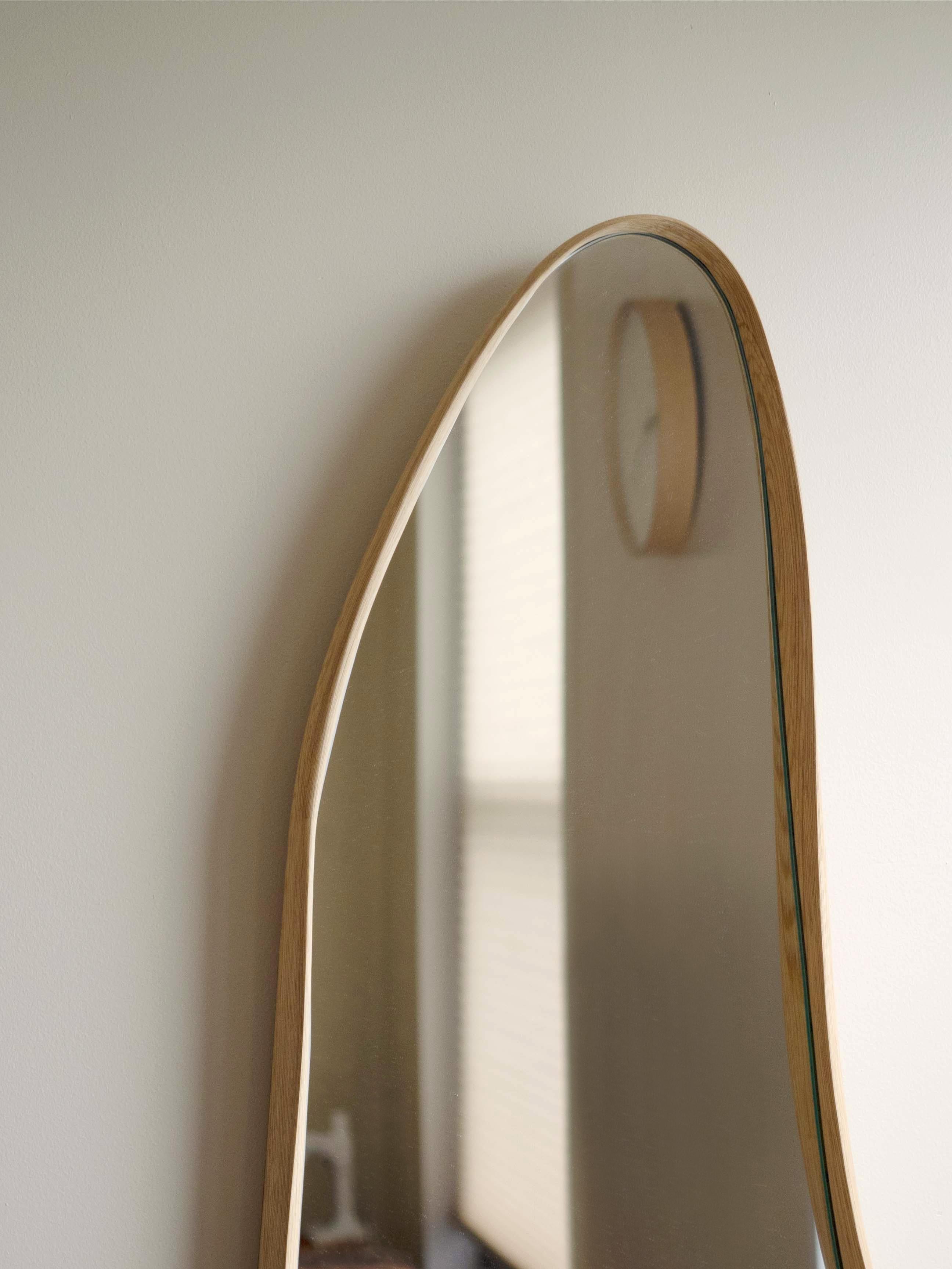 Asymmetrischer, organischer Wandspiegel, gebogener Wandspiegel „Momentum Mirror“ von Soo Joo  (21. Jahrhundert und zeitgenössisch) im Angebot