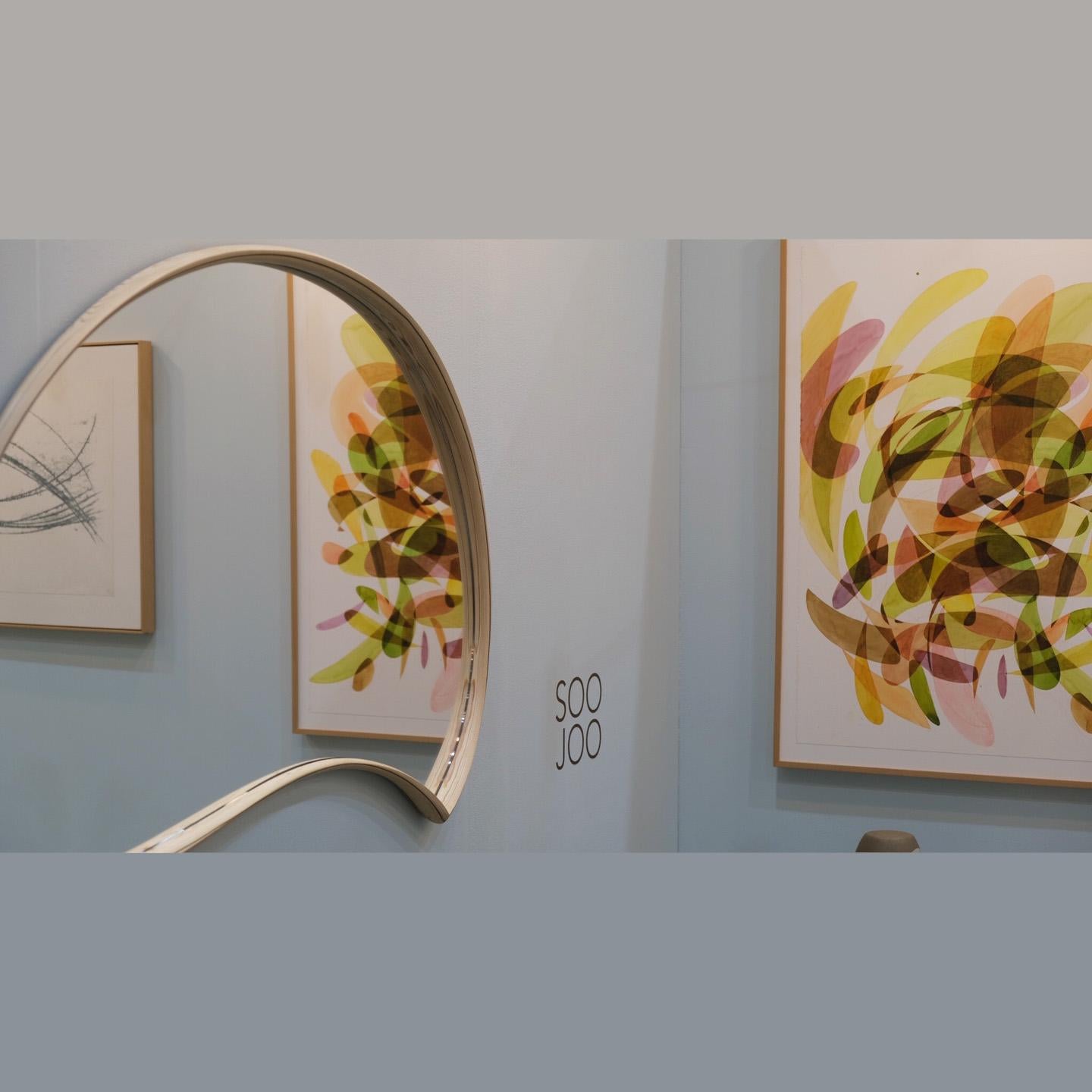 Asymmetrischer organischer Holzspiegel, Mondspiegel von Soo Joo im Zustand „Neu“ im Angebot in New York, NY
