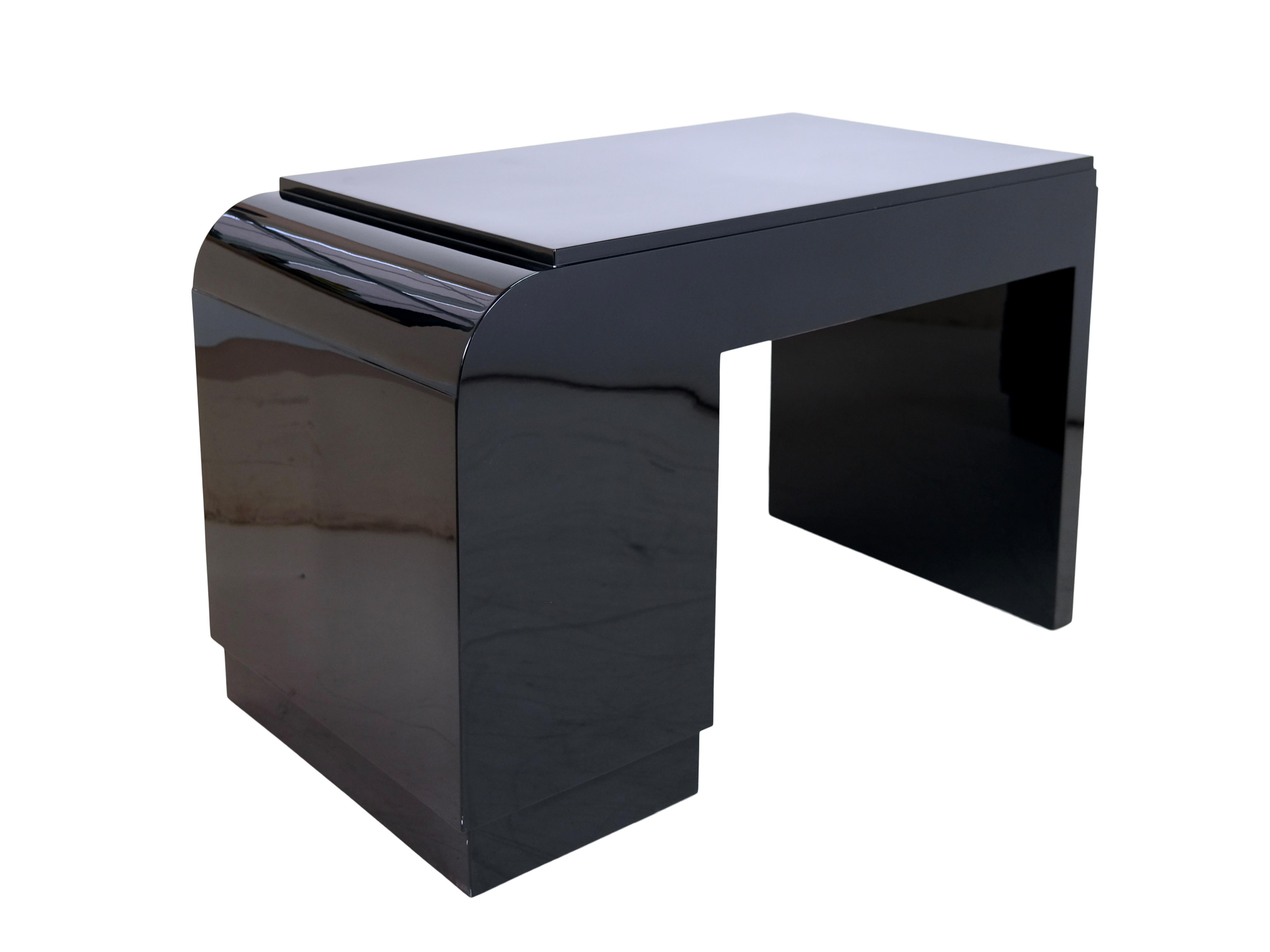 Asymmetric Rounded 1930s French Art Deco Desk in Black Lacquer with Special Lock For Sale 1