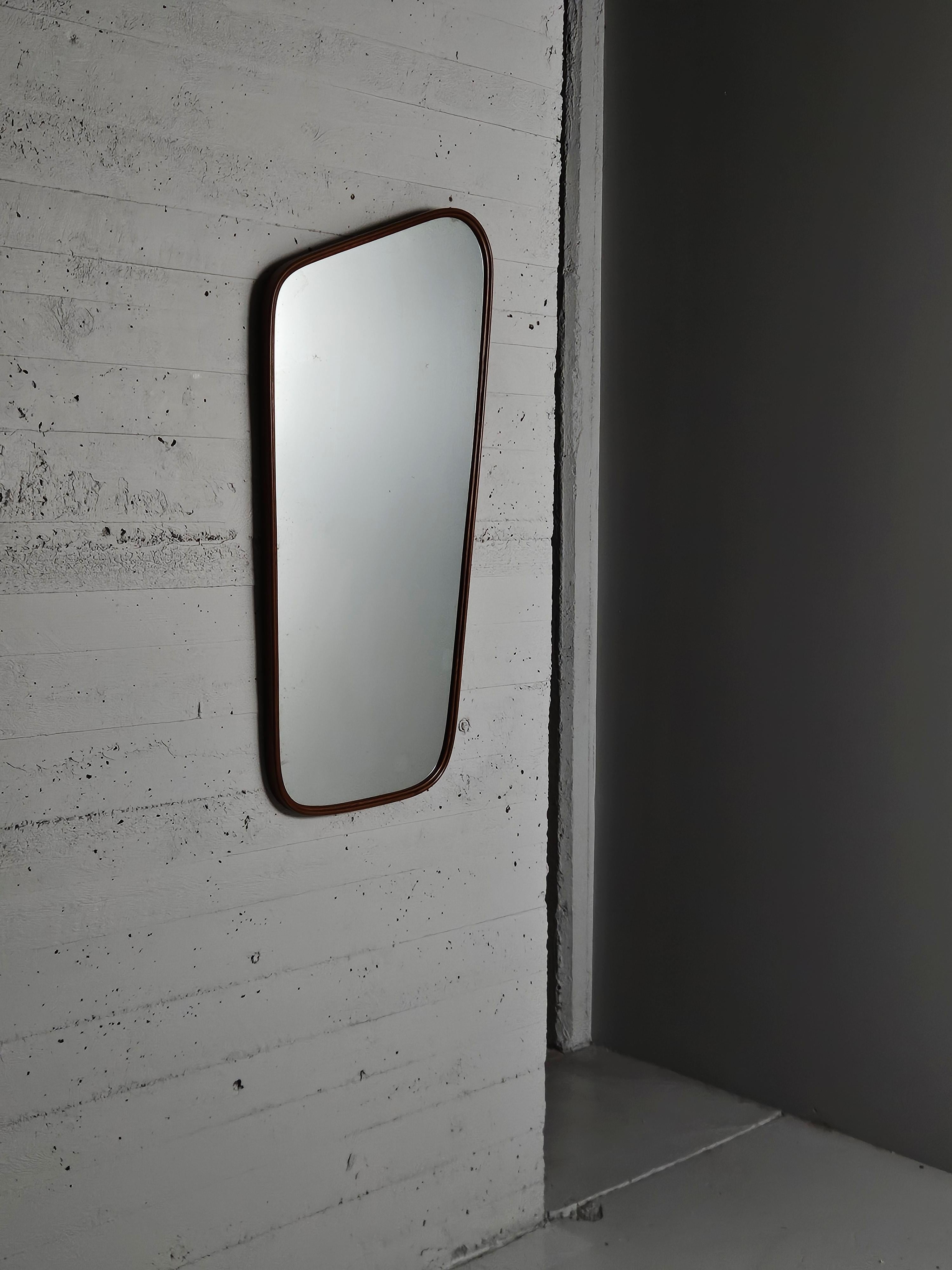 Specchio da parete asimmetrico realizzato da un designer ed ebanista sconosciuto in Svezia negli anni Quaranta.

Telaio in Oak.

Alcuni segni di usura sul vetro con crepe e macchie. 