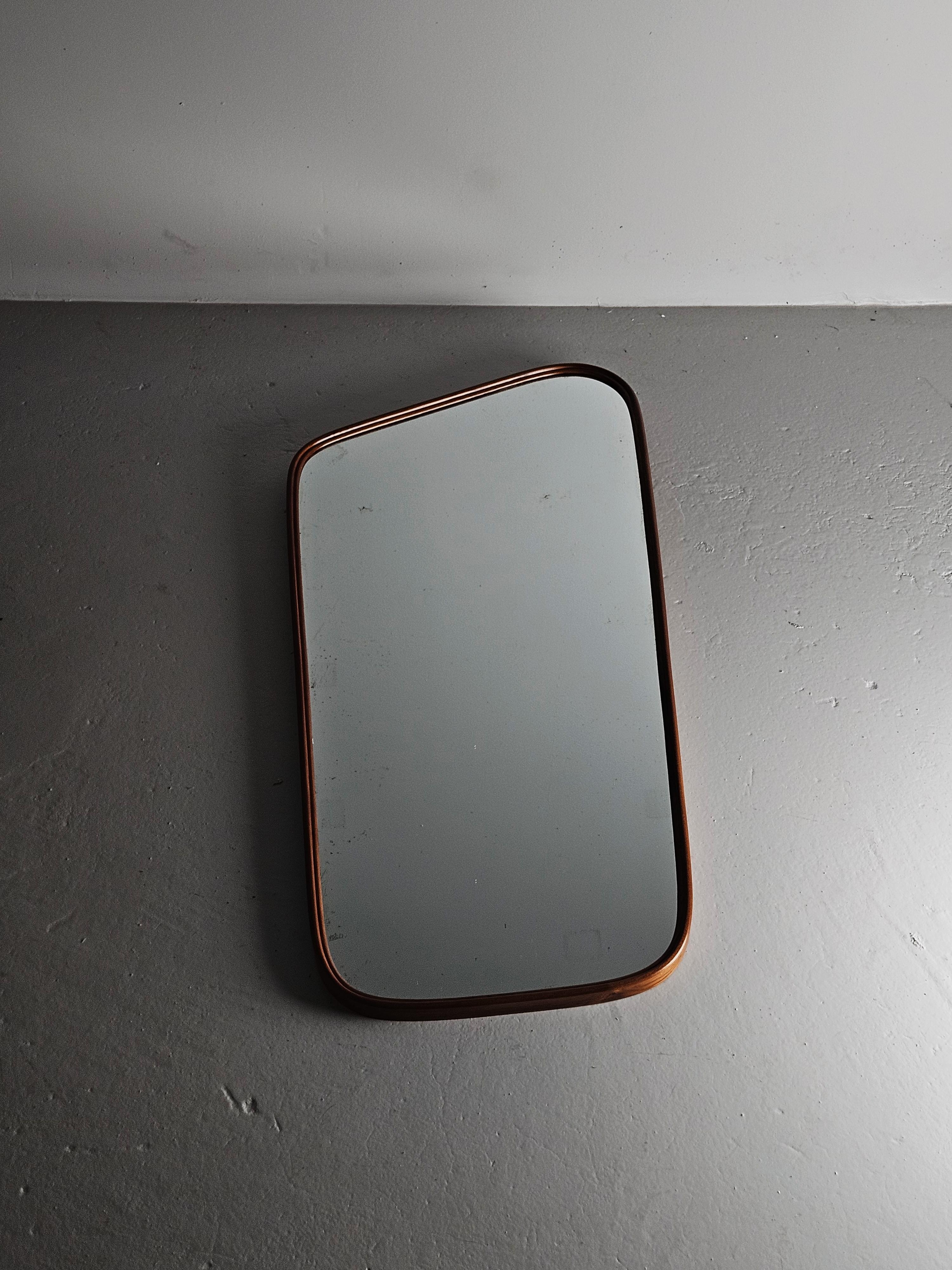 XX secolo Specchio da parete asimmetrico di design svedese in Oak, anni '40 in vendita