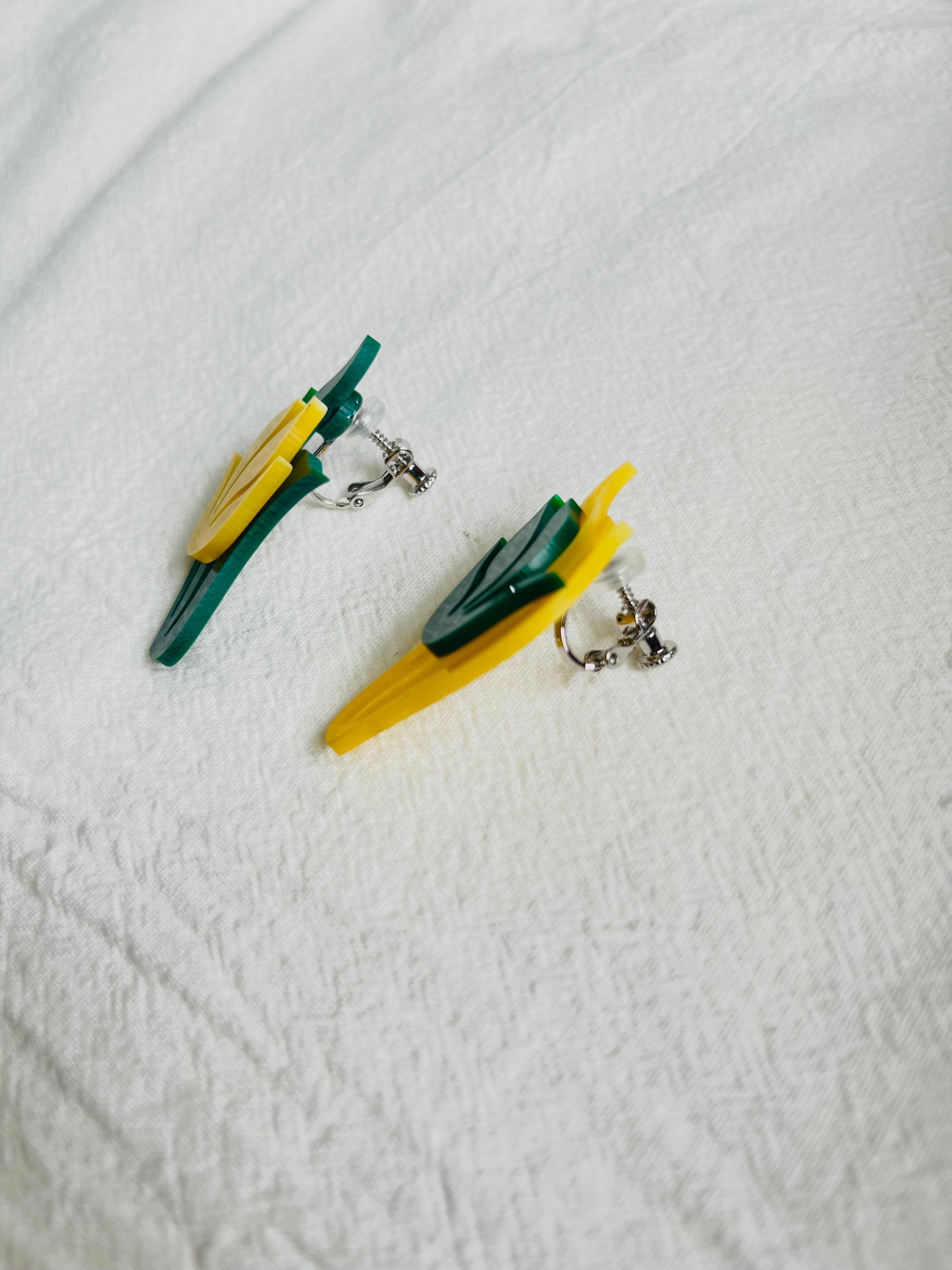 Orecchini a clip asimmetrici ondulati con foglie di tulipano giallo verde, rustici ed eleganti in vendita 6