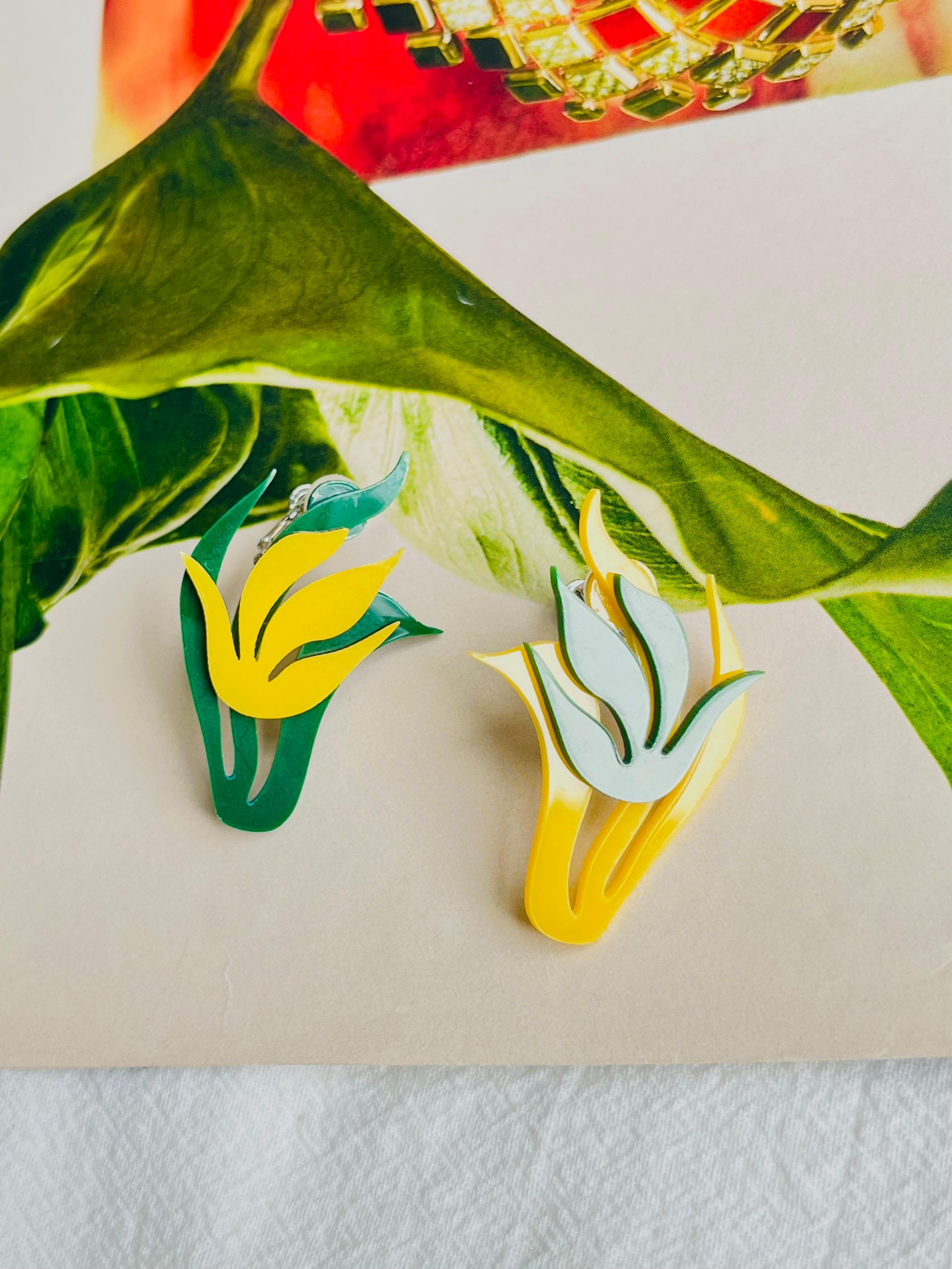 Asymmetrische gewellte gelbgrüne Tulpenblütenblätter Rustikale elegante Clip-Ohrringe im Zustand „Neu“ im Angebot in Wokingham, England