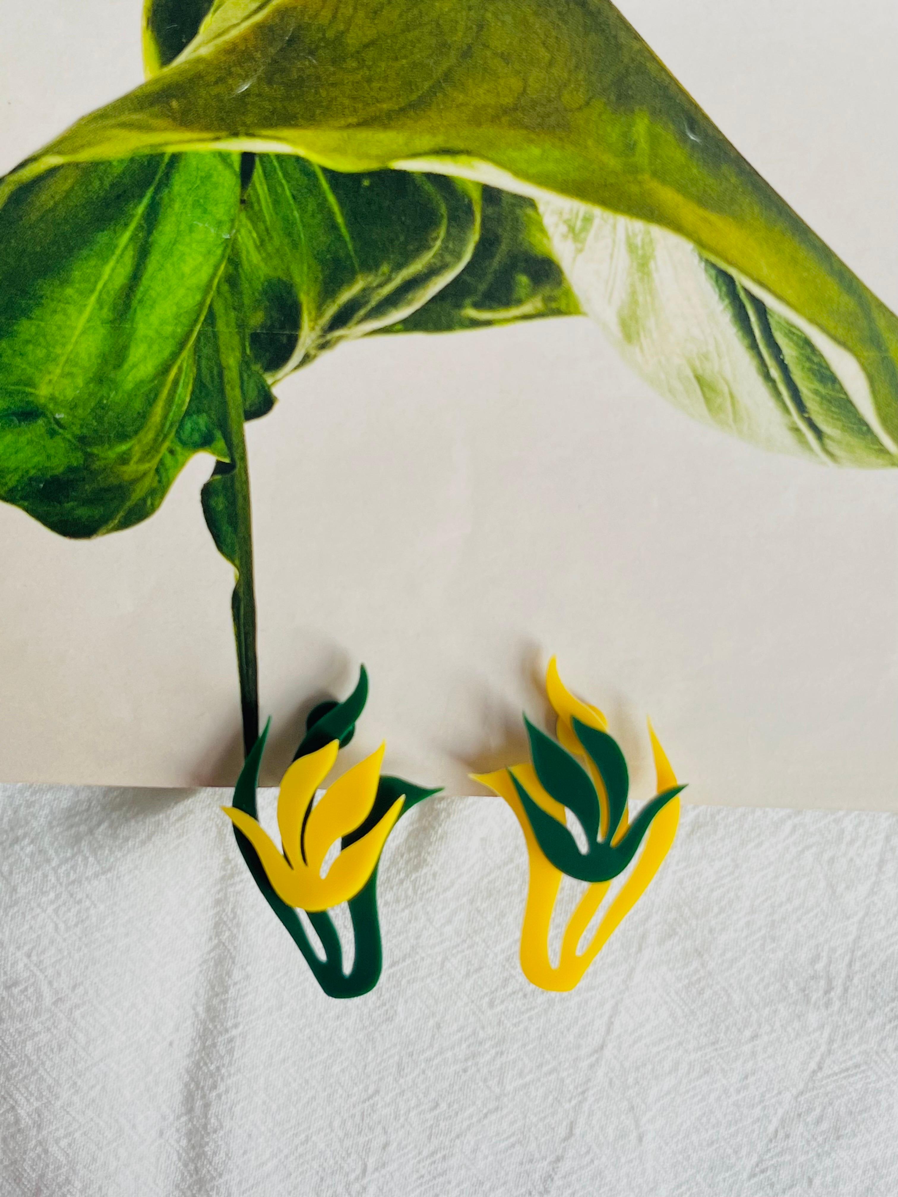 Asymmetrische gewellte gelbgrüne Tulpenblütenblätter Rustikale elegante Clip-Ohrringe für Damen oder Herren im Angebot