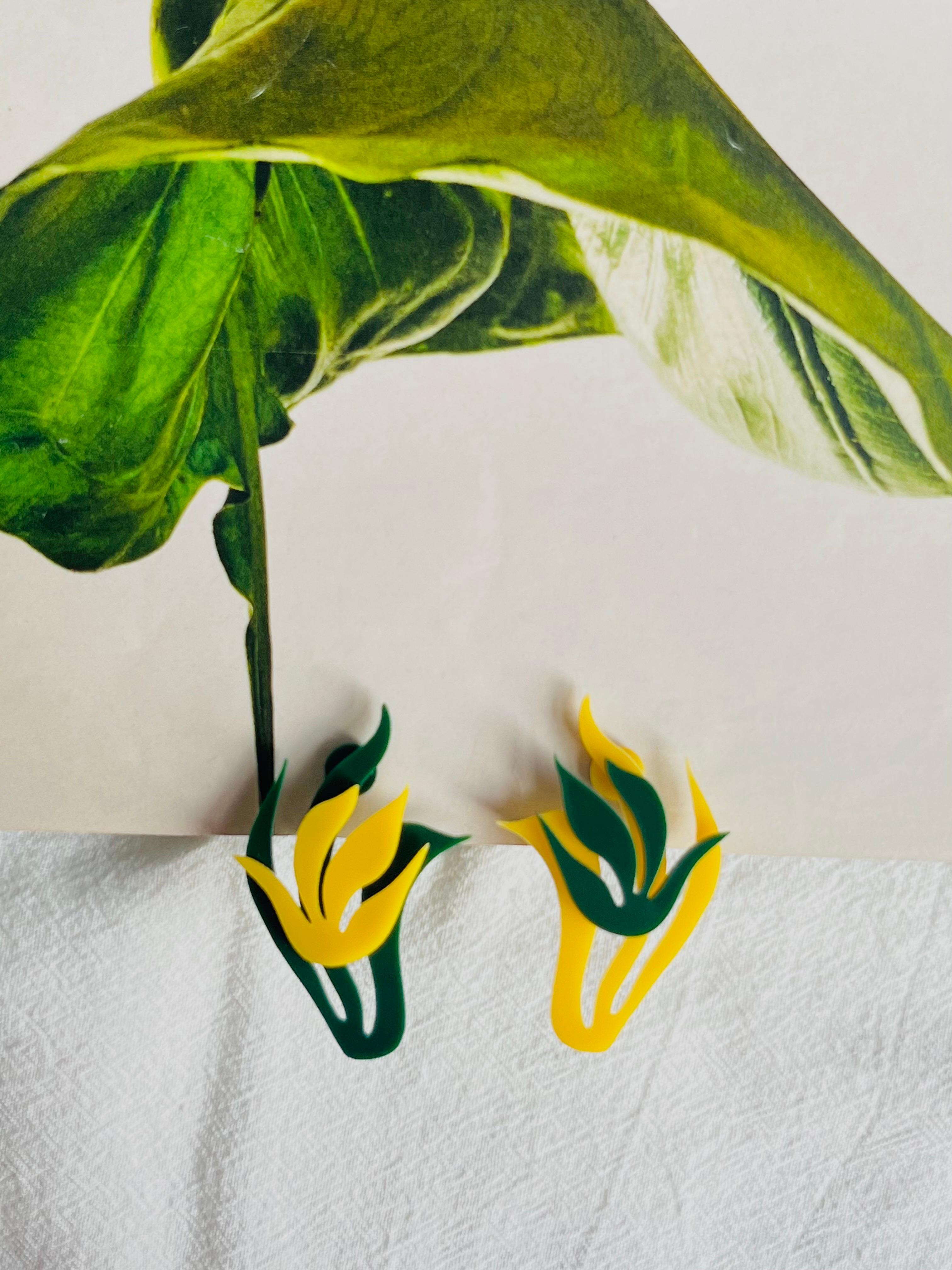 da uomo o donna Orecchini a clip asimmetrici ondulati con foglie di tulipano giallo verde, rustici ed eleganti in vendita