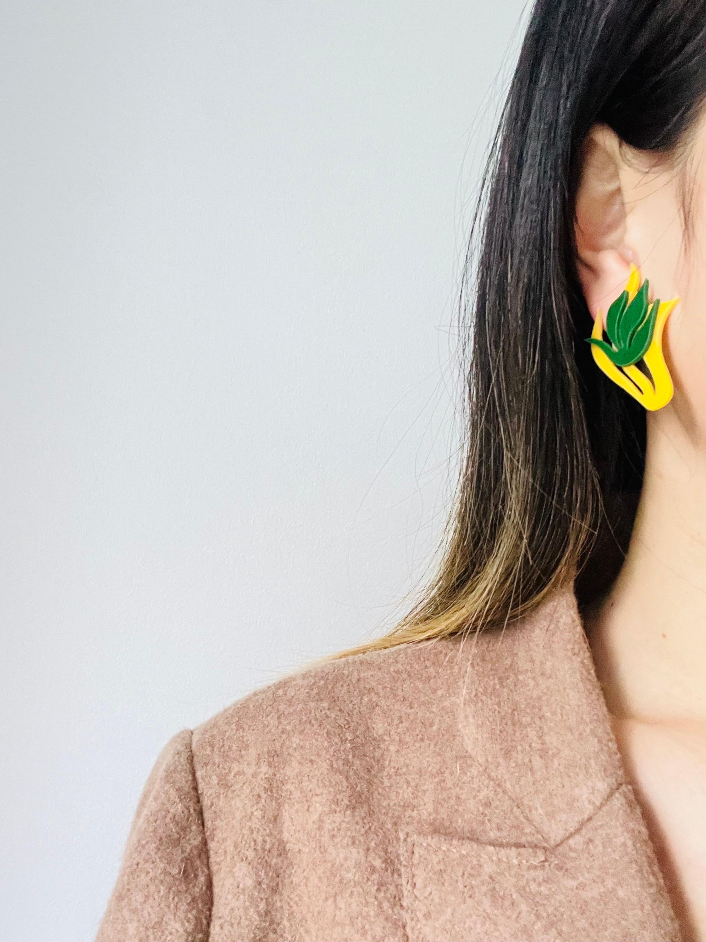 Orecchini a clip asimmetrici ondulati con foglie di tulipano giallo verde, rustici ed eleganti in vendita 4