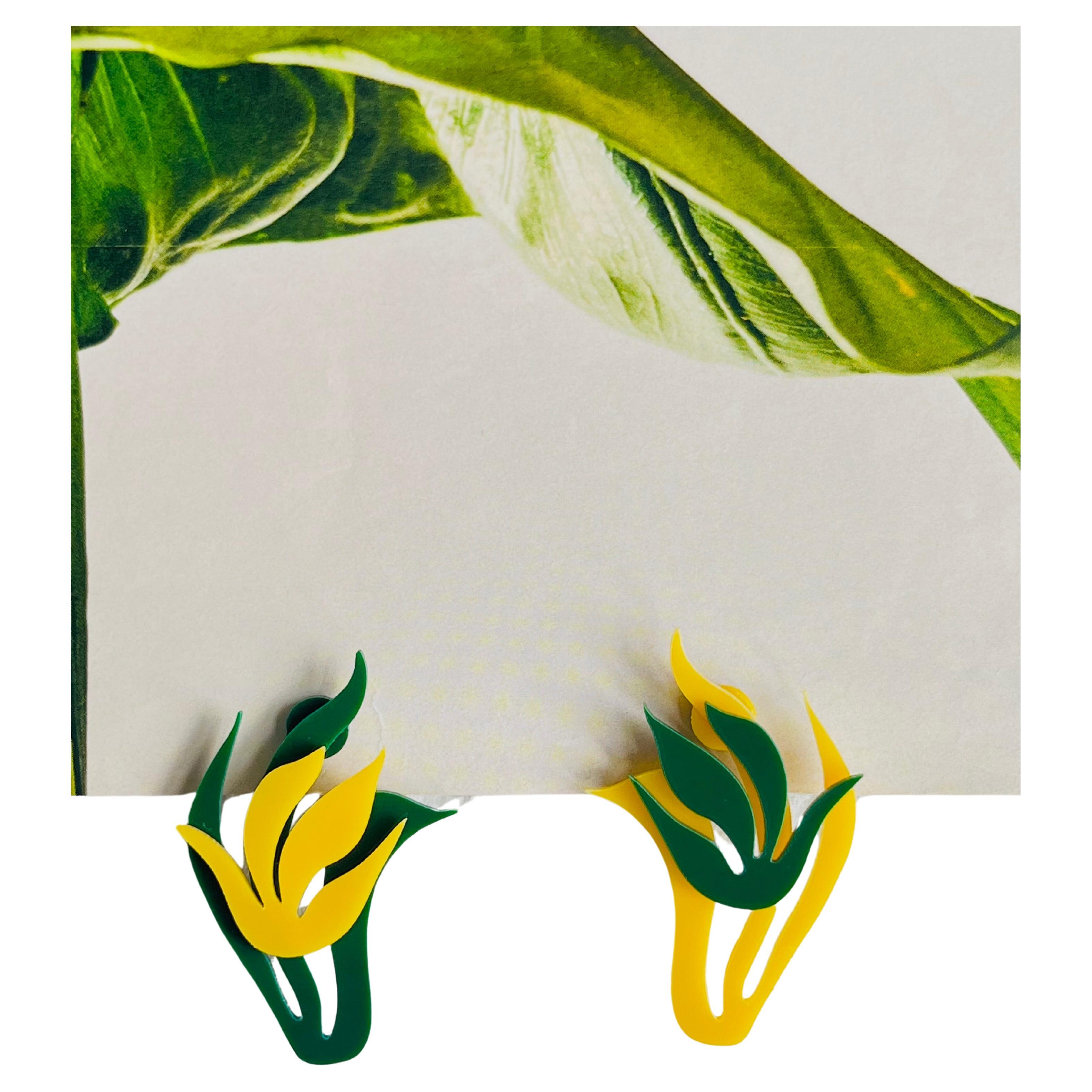 Orecchini a clip asimmetrici ondulati con foglie di tulipano giallo verde, rustici ed eleganti