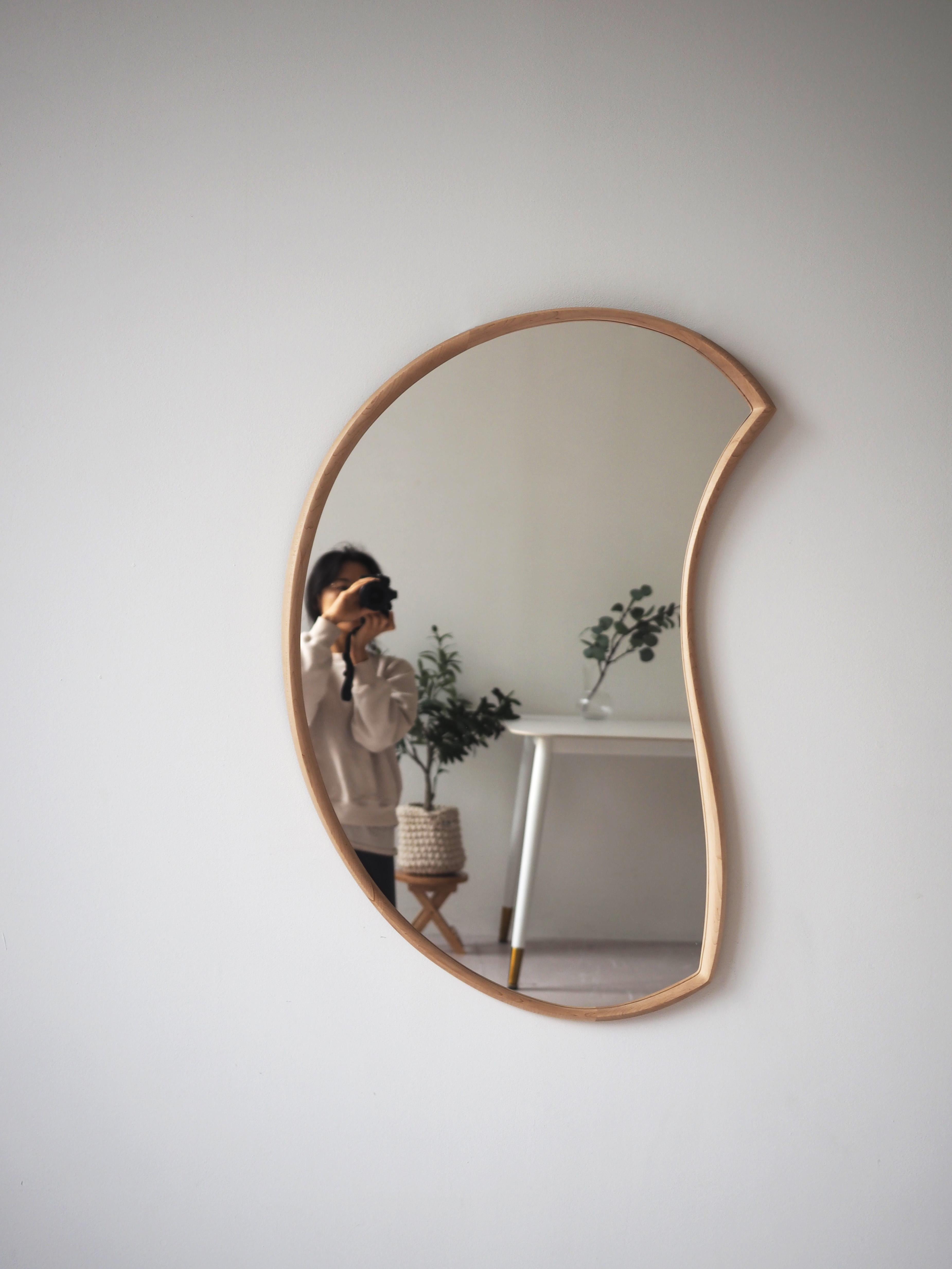 Asymmetrischer Holzspiegel, organischer Mond-Wandspiegel (Medium) von Soo Joo  (Hartholz) im Angebot